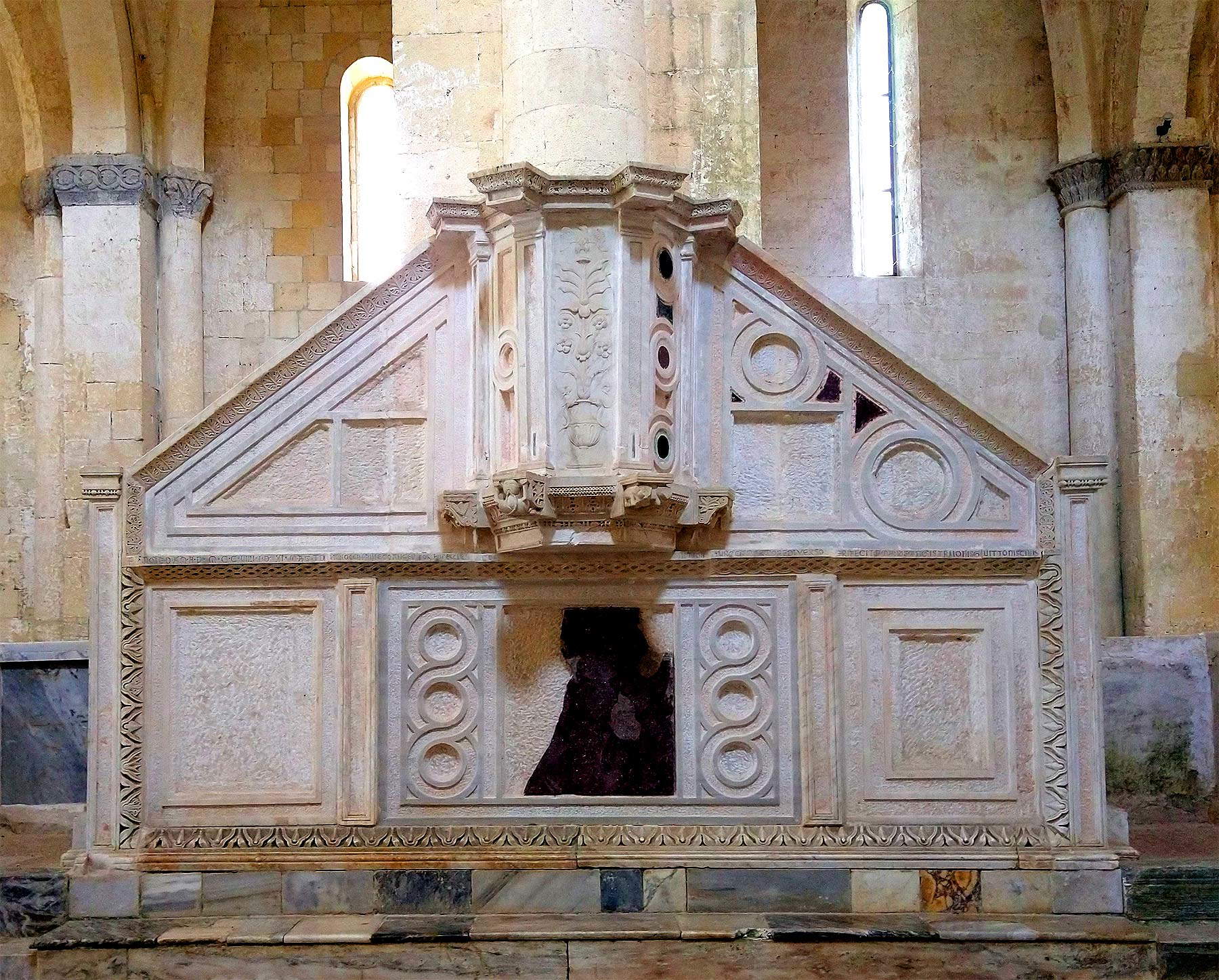 Tarquinia, Santa Maria in Castello. Photo : Finestre Sull'Arte Tarquinia, Santa Maria in Castello. Photo : Finestre Sull'Arte