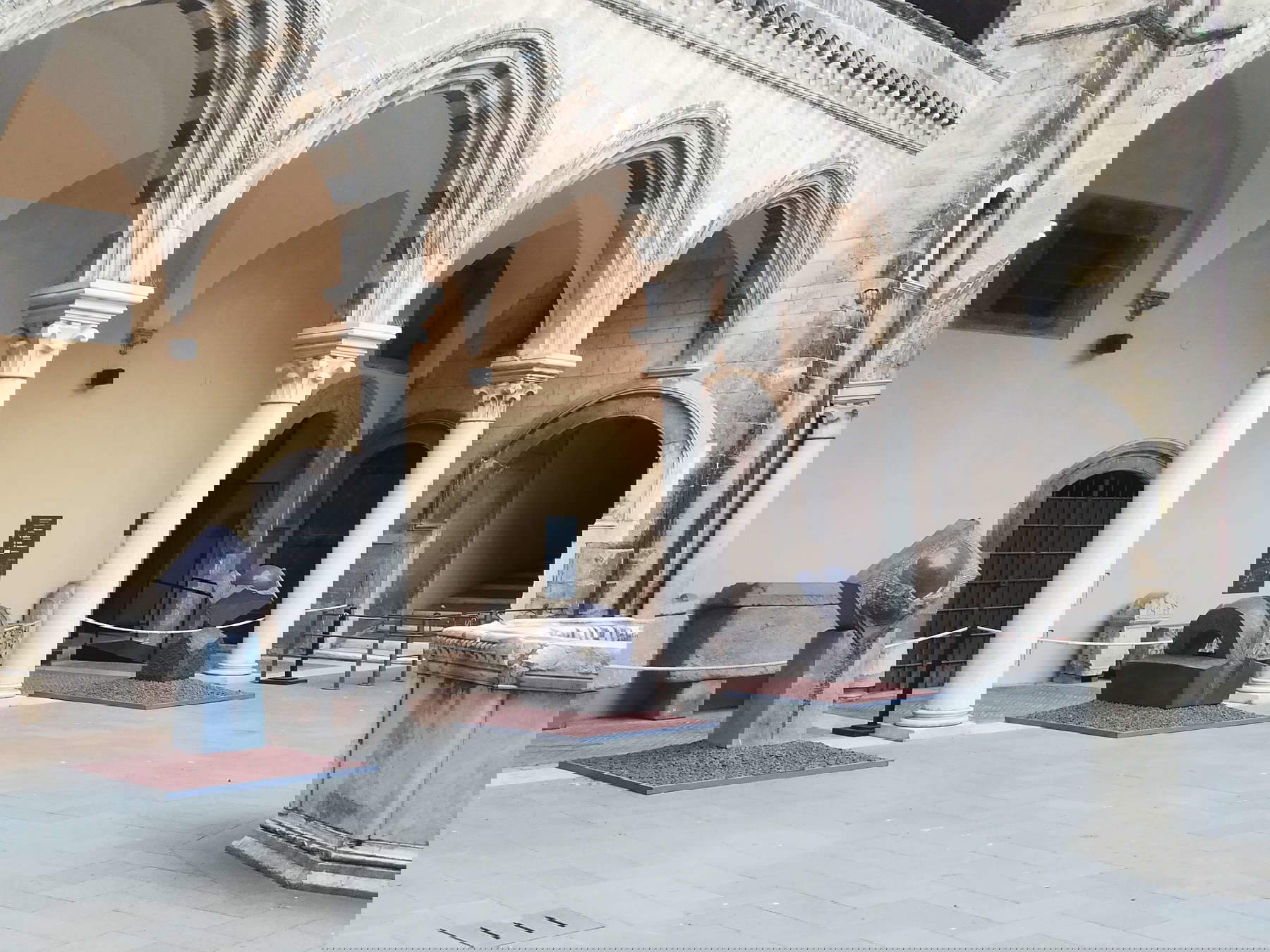 Die Ausstellung von Claudio Capotondi im Archäologischen Nationalmuseum in Tarquinia