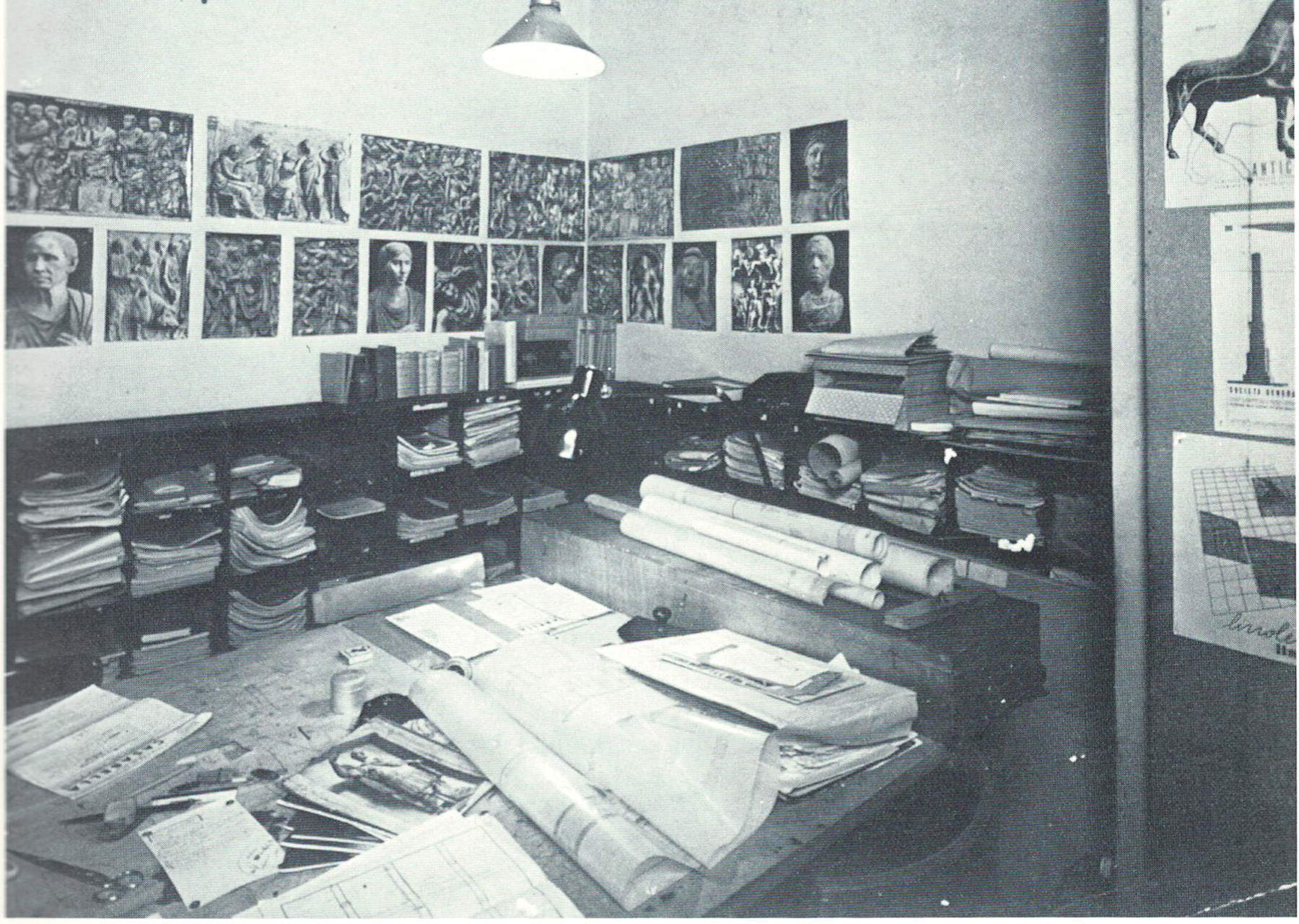 Die Redaktion von Casabella, der Schreibtisch von Persico, an den Wänden Fotos von Arte Romana