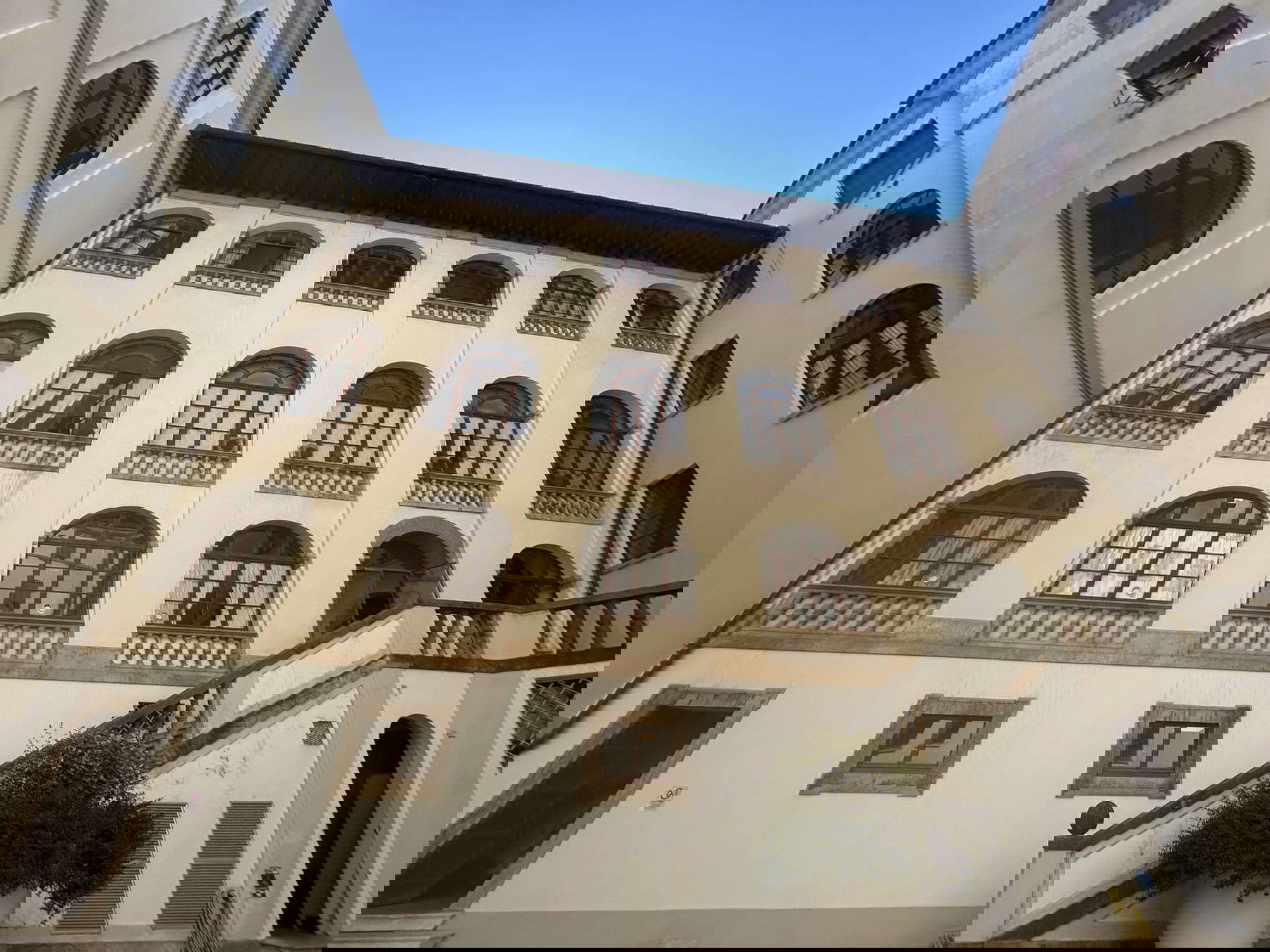 Die hintere Fassade vom Innenhof aus gesehen, die durch das Schließen der Loggia entsteht. Foto: Jacopo Suggi Die hintere Fassade vom Innenhof aus gesehen, die durch das Schließen der Loggia entsteht. Foto: Jacopo Suggi
