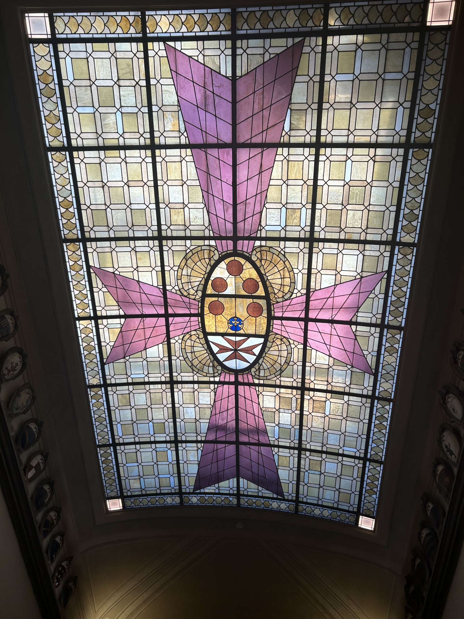 Das moderne Buntglasfenster über der monumentalen Treppe im Inneren. Foto: Jacopo Suggi Das moderne Buntglasfenster über der monumentalen Treppe im Inneren. Foto: Jacopo Suggi