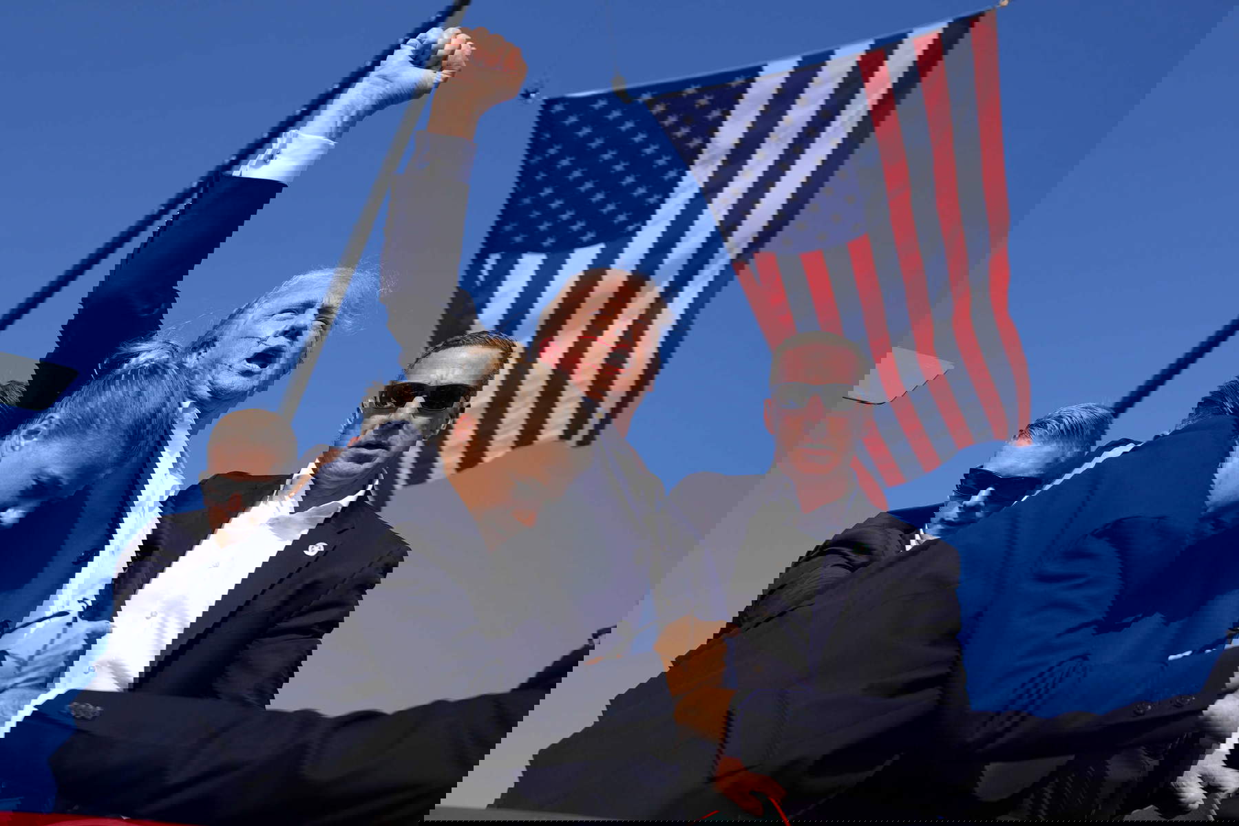 Fotografía de Donald Trump con el puño en alto, por Evan Vucci