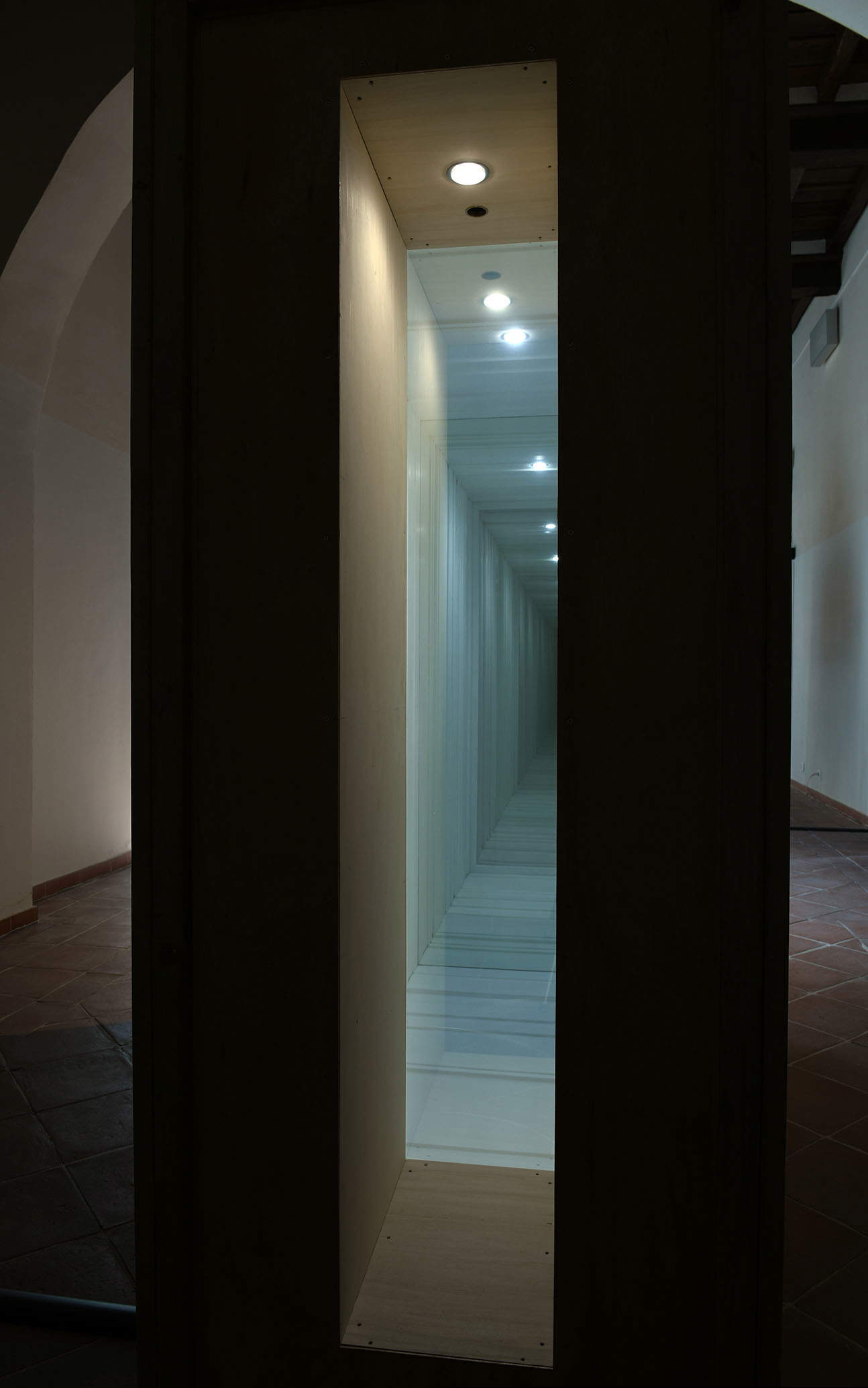 Paolo Cavinato, Beyond (2013; Holz, Acryl, Spiegelfolie, Beleuchtungssystem mit Zeitschaltuhr, 5.1 Soundsystem, 80 x 200 x 200 cm). MudaC, Museum der Künste, Carrara