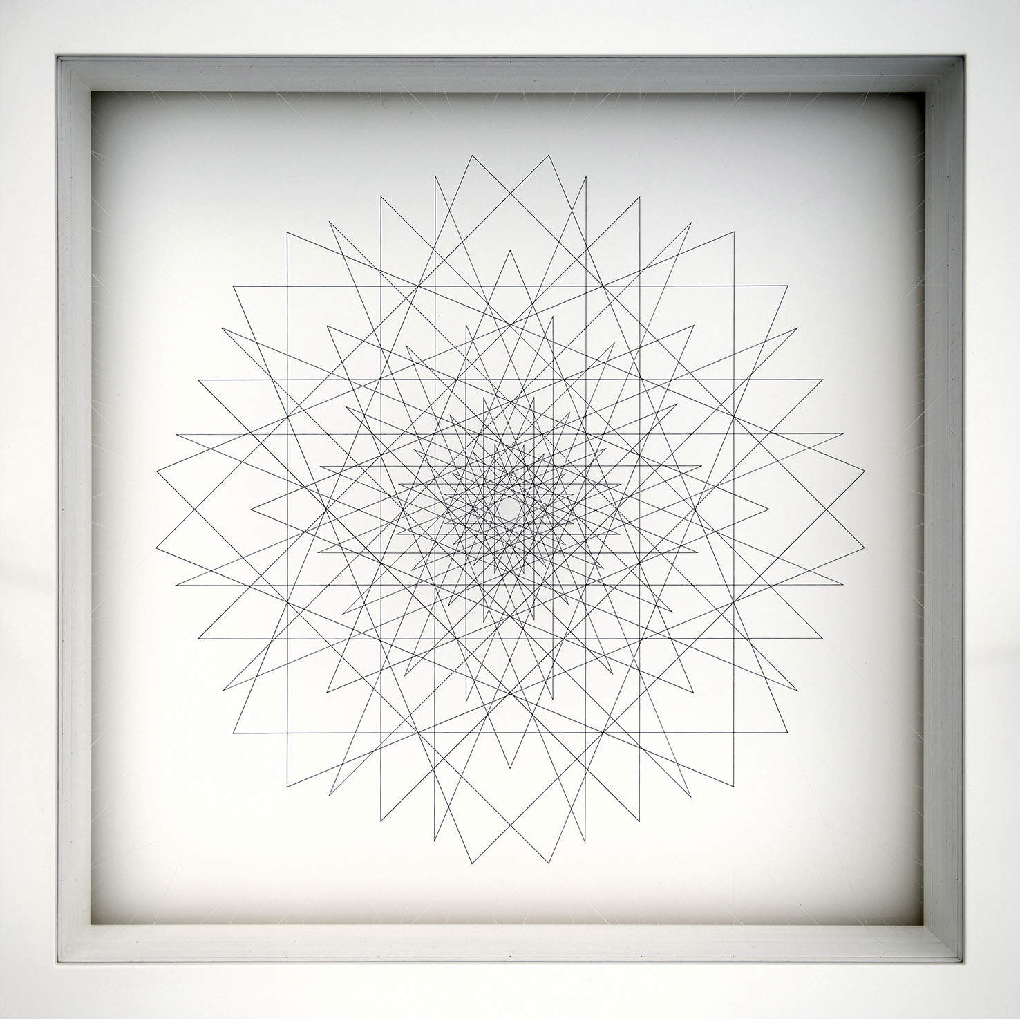 Paolo Cavinato, Cosmo (2021; Emaille auf Fluorkohlenstoffdraht, lackiertes Holz. LED-Lichtschaltung mit Dimmer, außen schützendes Plexiglas, 90 x 90 x 14 cm)