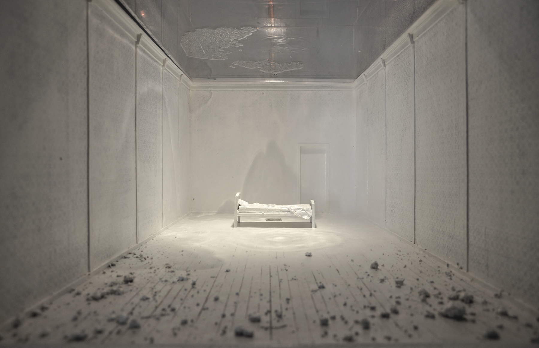 Paolo Cavinato, Tropfen, Innenraum (2011; Holz, Karton, Stahl, Plexiglas, Lichtkreis, Wasser, 45 x 85 x 60 cm + Sockel 120 cm)