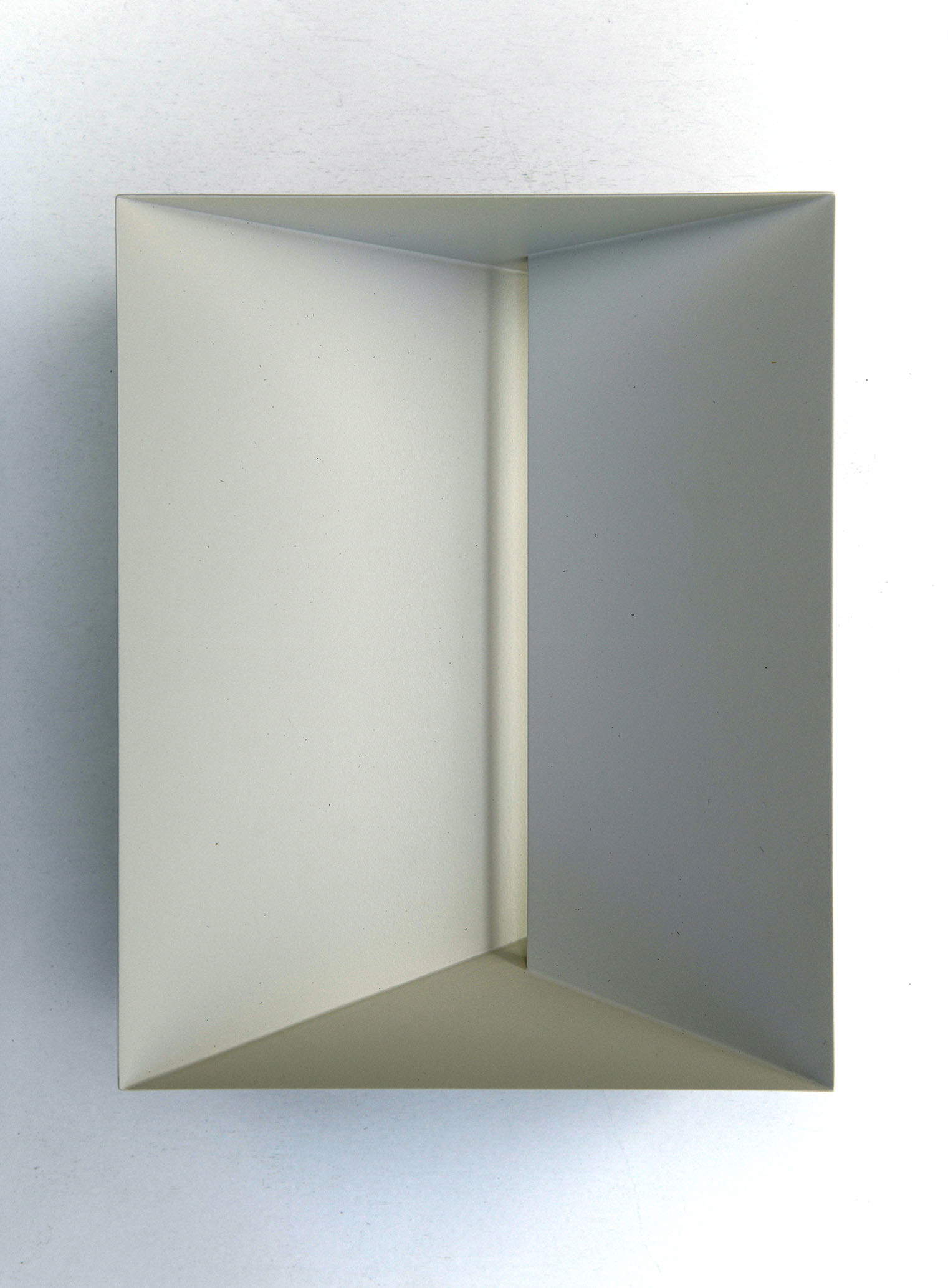 Paolo Cavinato, Ghost #5 (2021; lackiertes Holz, 30 x 24 x 14 cm)