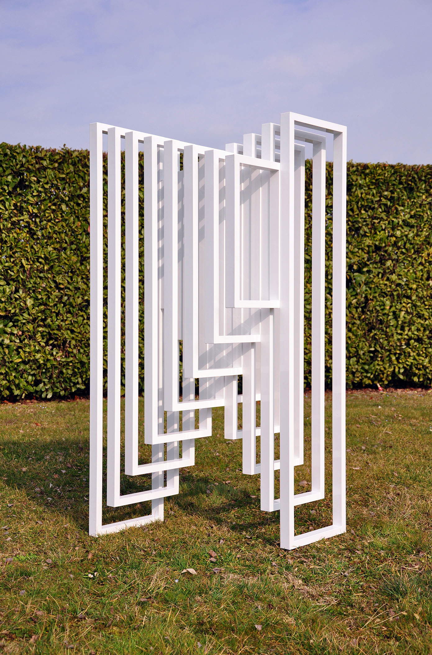 Paolo Cavinato, Hidden Steps (2018; pulverbeschichtetes Aluminium, Edelstahleinlagen, 180 x 80 x 69,6 cm)