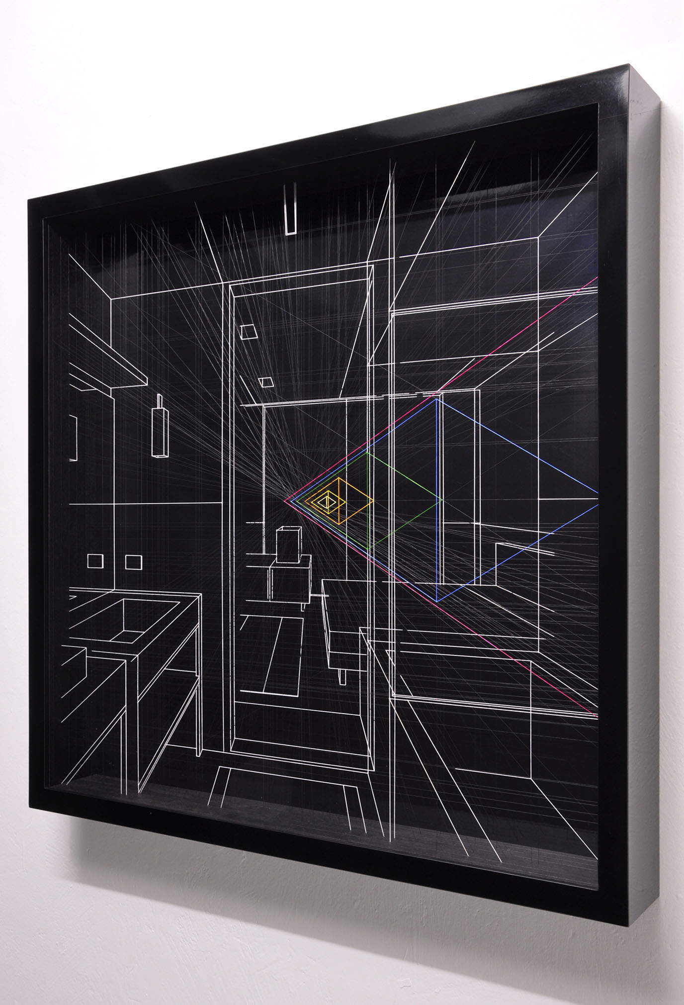 Paolo Cavinato, Into the room (2020; Emaille und Acryl auf Fluorkohlenstoffdraht, Holzrahmen und schwarzes Spiegellaminat, Innenrahmen und Sockel aus lackiertem Holz, außen schützendes Museumsglas, 80x80x10 cm)