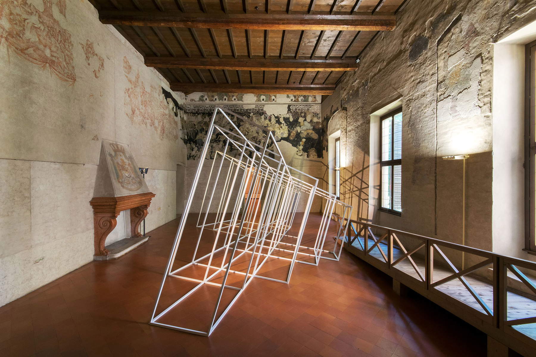 Paolo Cavinato, Kaleidoscope (2017; mit Erde und Acryl behandeltes Tannenholz, Stahleinlagen 1050 x 700 x 410 cm). Sala del Pisanello, Museo di Palazzo Ducale, Mantua. Foto Guido Bazzotti
