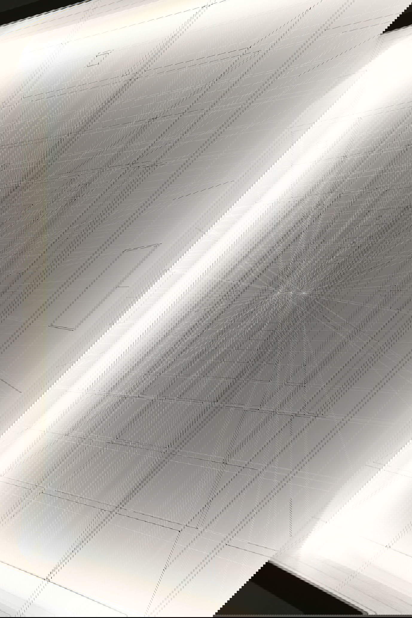 Paolo Cavinato, Limen #3, Detail (2021; Emaille auf Fluorkohlenstoffdraht, Rahmen und Sockel aus lackiertem Holz, Aluminiumrahmen. LED-Lichtschaltung mit Dimmer, schützendes Außenplexiglas, 140 x 140 x 20 cm)