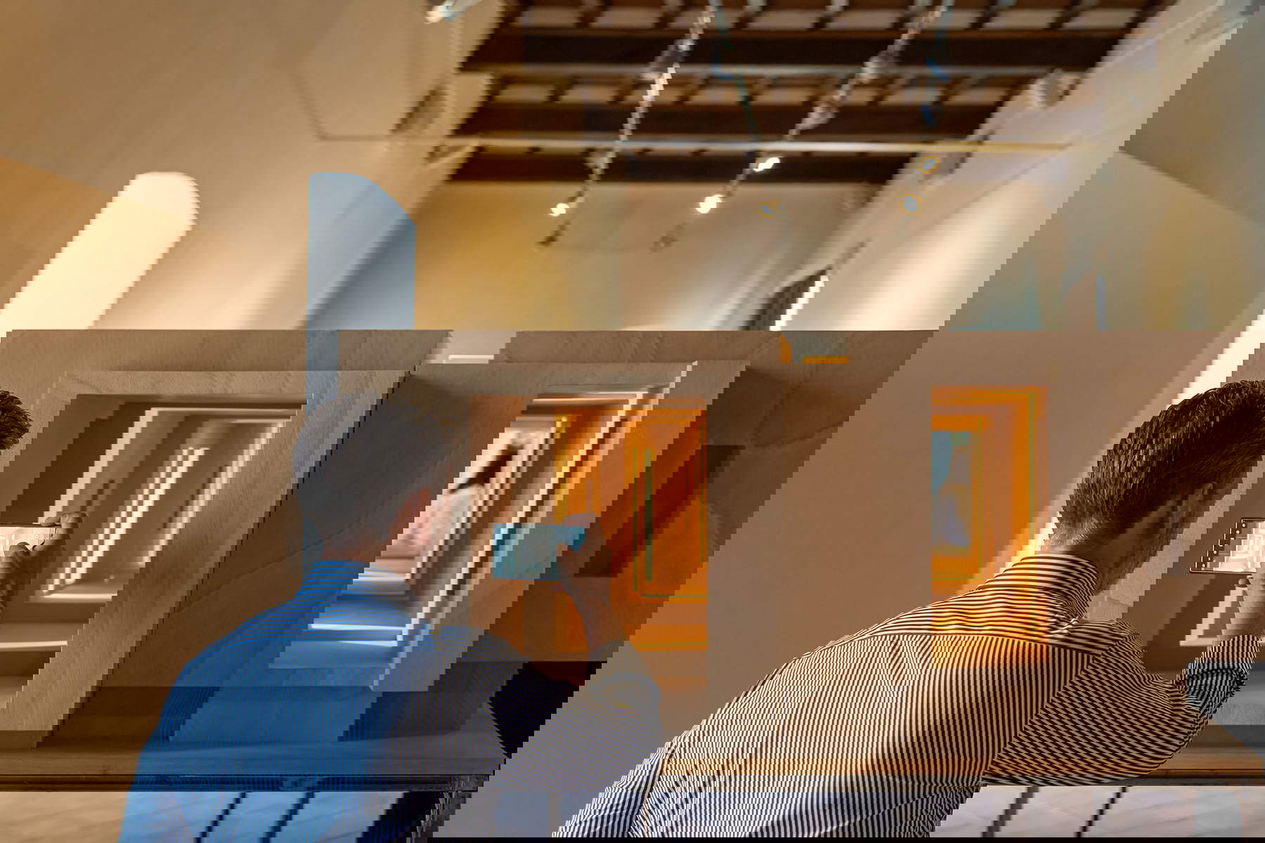 Paolo Cavinato, Lost (2015; Holz, Stahl, Acryl, Beleuchtung und Zeitschaltuhr, 5.1 Soundsystem 300 x 165 x 70 cm + Sockel 120 cm). MudaC, Museum der Künste, Carrara, Foto Giuseppe D'Aleo