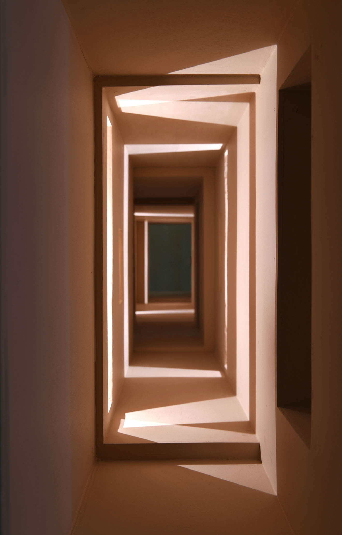 Paolo Cavinato, Lost, Innendetail (2015; Holz, Stahl, Acryl, Beleuchtung und Zeitschaltuhr, 5.1 Soundsystem) 300 x 165 x 70 cm + Sockel 120 cm