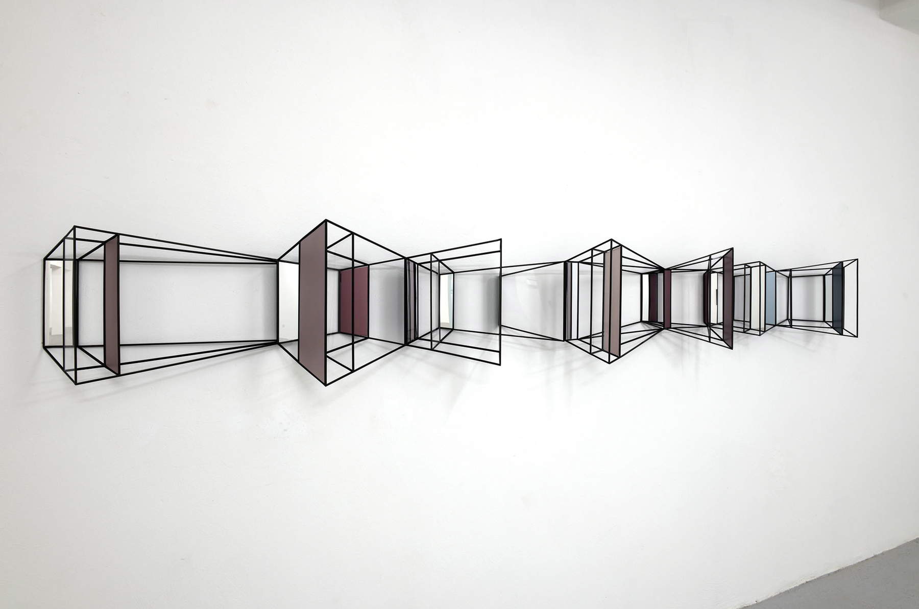 Paolo Cavinato, Panorama (2021; Messing in Silber geschweißt und mit Metallic-Email bemalt. Plexiglasplatten mit Metallic-Lackierung. Transparentes und reflektierendes Plexiglas, 50 x 365 x 29,5 cm). Die Wohnung - Massimo Carasi, Mailand