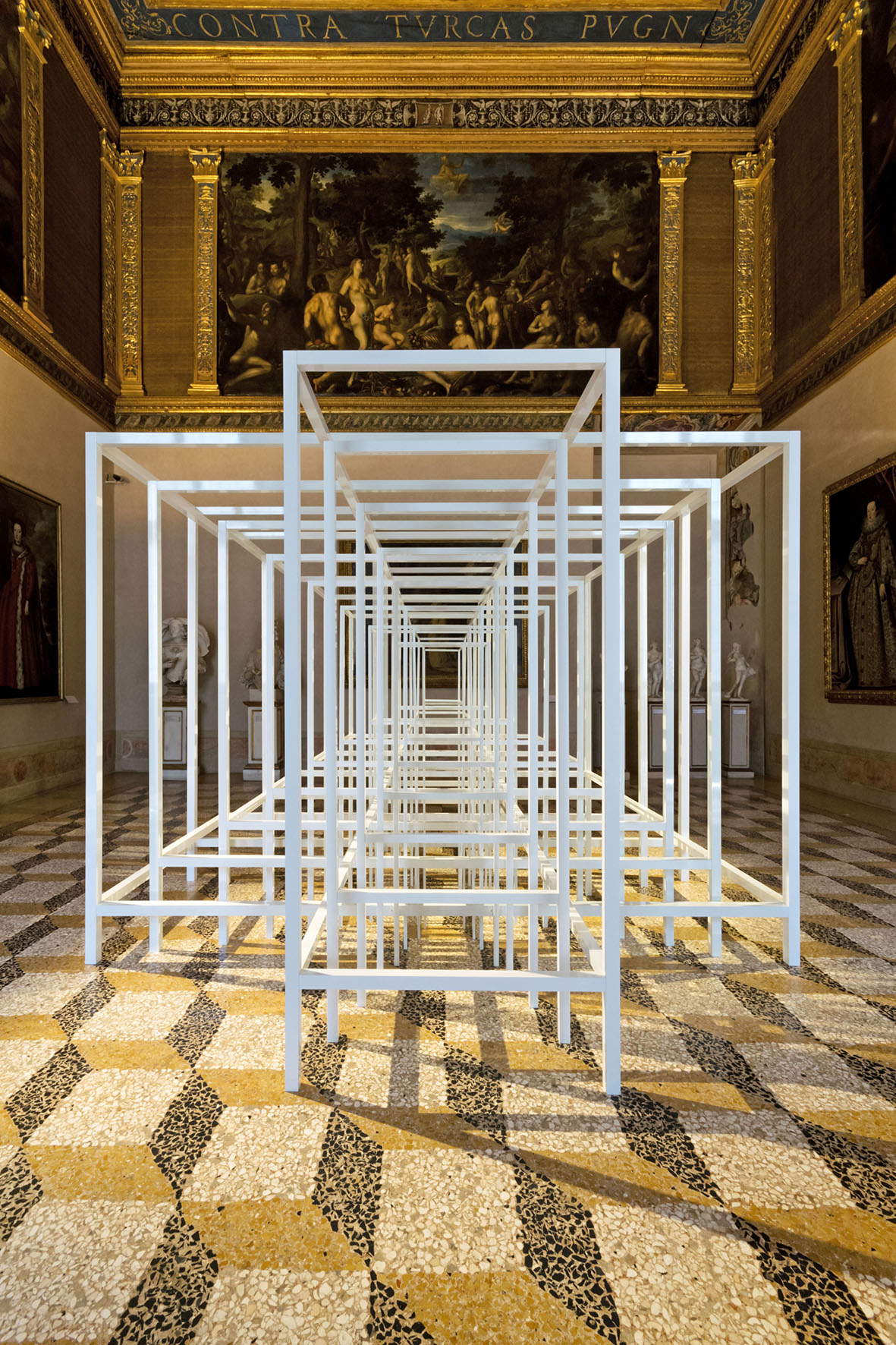 Paolo Cavinato, Protection (2015; pulverbeschichtetes Aluminium, Edelstahleinlagen 300 x 272 x 220 cm). Sala del Labirinto, Museum des Herzogspalastes, Mantua