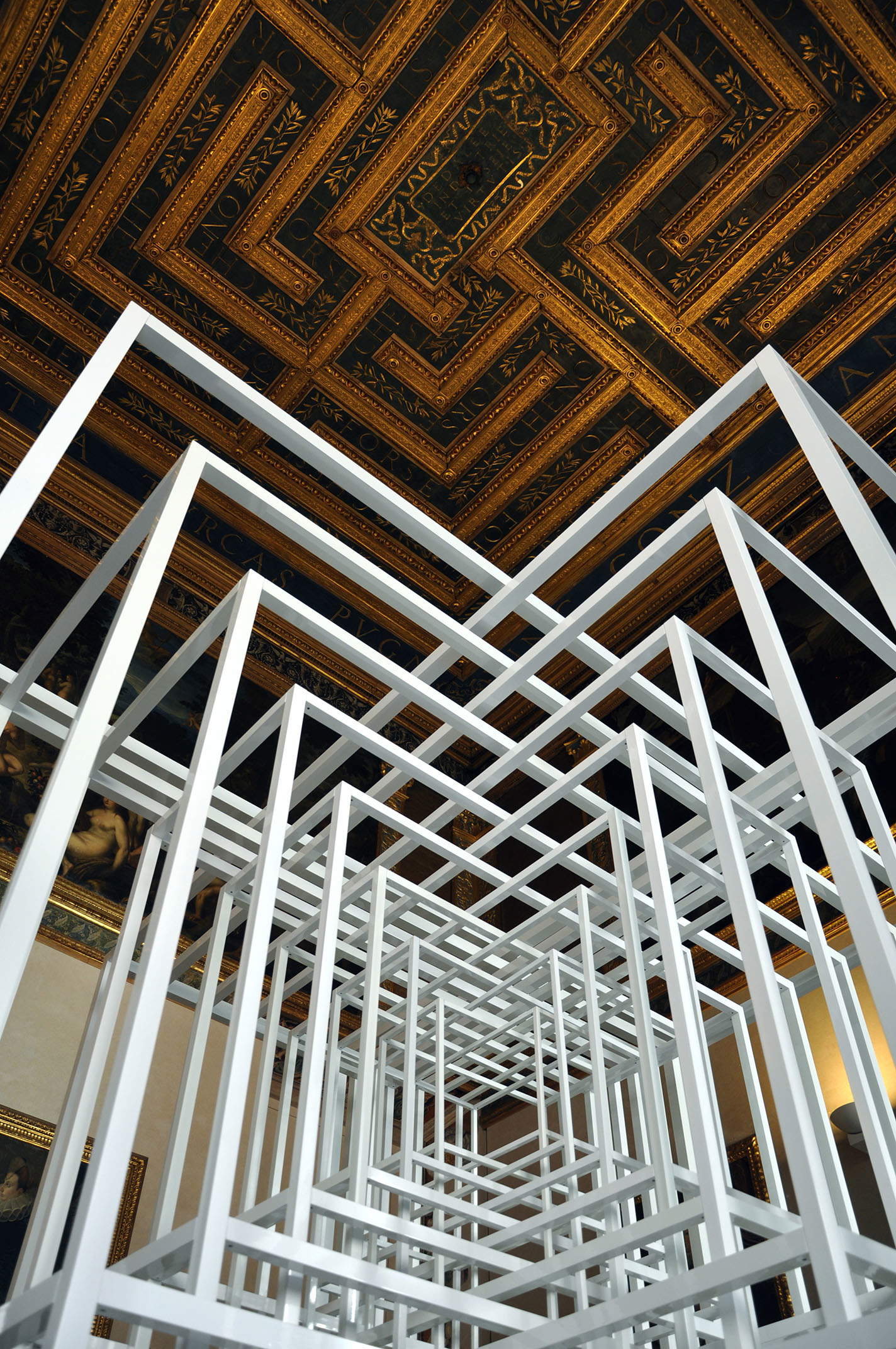 Paolo Cavinato, Protection (2015; pulverbeschichtetes Aluminium, Edelstahleinlagen 300 x 272 x 220 cm). Sala del Labirinto, Museum des Herzogspalastes, Mantua