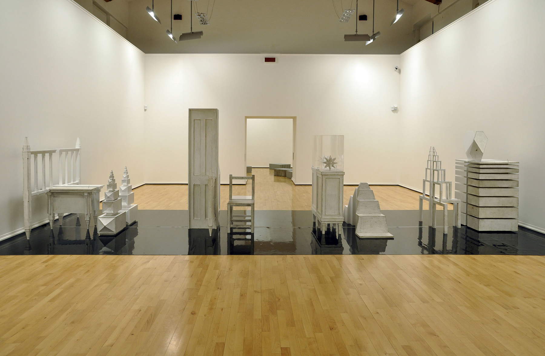 Paolo Cavinato, Reflections (2010; lackiertes Holz, Karton, Erde, Acryl, Plexiglas, PVC, 850 cm breit). Palazzo Santa Margherita, Galleria Civica, Modena