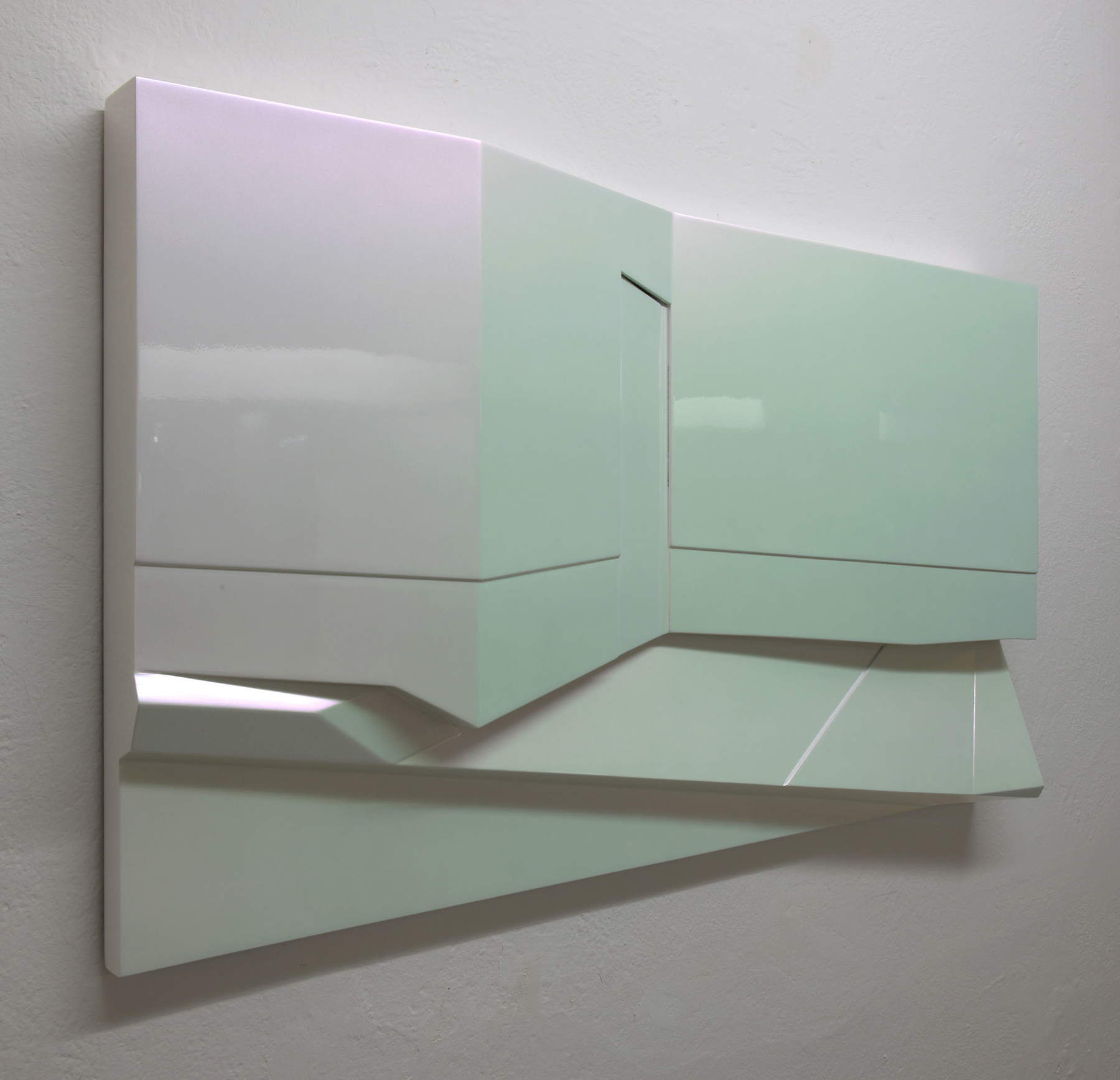 Paolo Cavinato, Sidewalk (2021; stuckierter Karton, mit Harz behandelt und mit schillernder Emaille bemalt, 50 x 88 x 8 cm)