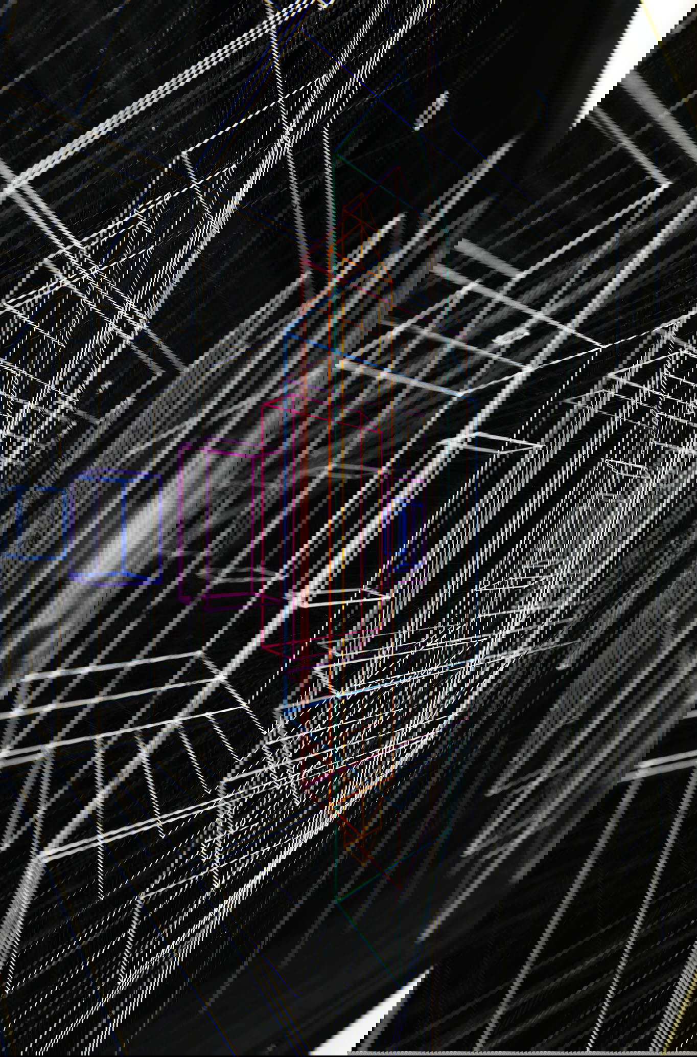 Paolo Cavinato, Solaris #4, Detail (2023; Emaille und Acryl auf Fluorkohlenstoffdraht, Rahmen aus Holz und glänzend schwarzem Laminat, Innenrahmen aus lackiertem Holz und Stahl, Sockel aus glänzend schwarzem Laminat, außen schützendes Museumsglas, 60 x 140 x 10 cm)