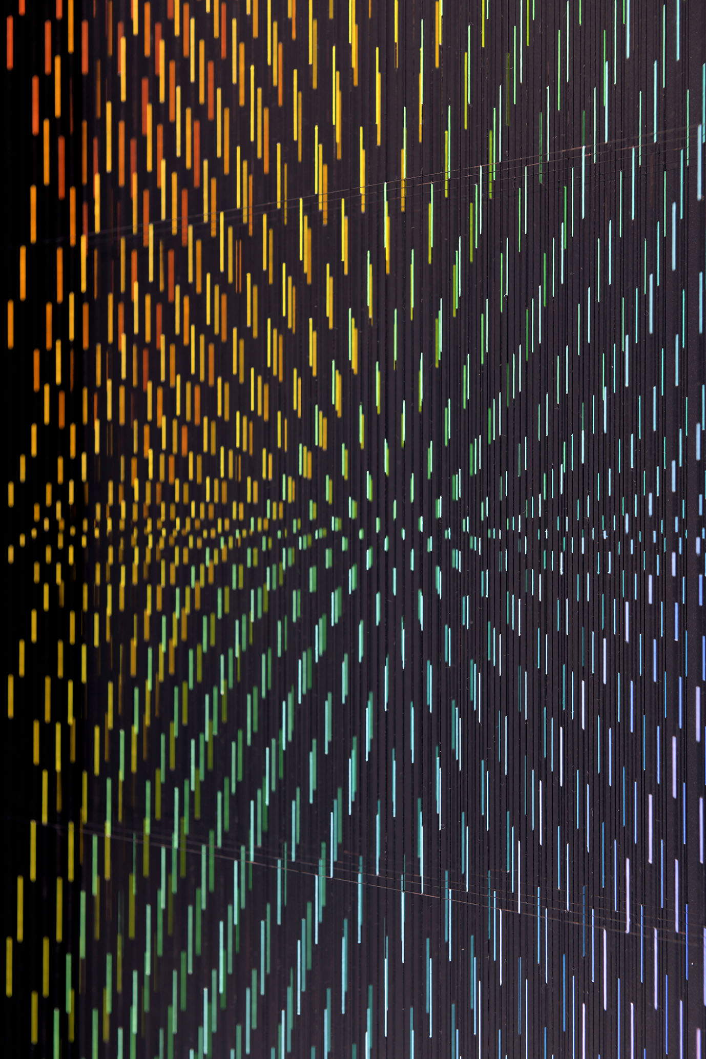 Paolo Cavinato, Waves #2, Detail (2024; Emaille und Acryl auf Fluorkohlenstoffdraht, Holzrahmen und glänzend schwarzes Laminat, Innenrahmen aus lackiertem Holz und Stahl, Boden aus lackiertem Holz, Museumsglas, 70 x 54 x 8 cm)