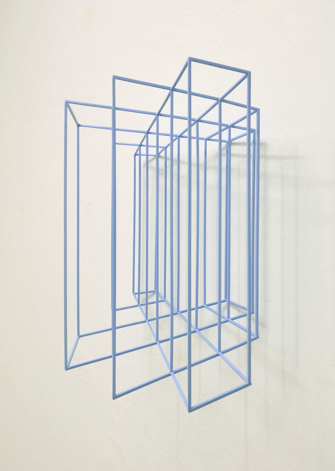 Paolo Cavinato, Flügel #3 (2021; Messing in Silber gelötet und mit heller indigoblauer Emaille bemalt, 35 x 37,5 x 22 cm)