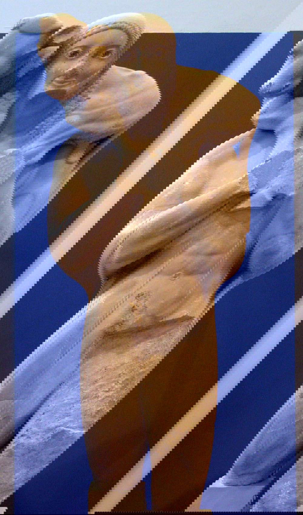Archaischer griechischer Künstler, Moschophorus (570-560 v. Chr.; Hymettus-Marmor, Höhe 162 cm; Athen, Akropolismuseum) Archaischer griechischer Künstler, Moschophorus (570-560 v. Chr.; Hymettus-Marmor, Höhe 162 cm; Athen, Akropolismuseum)
