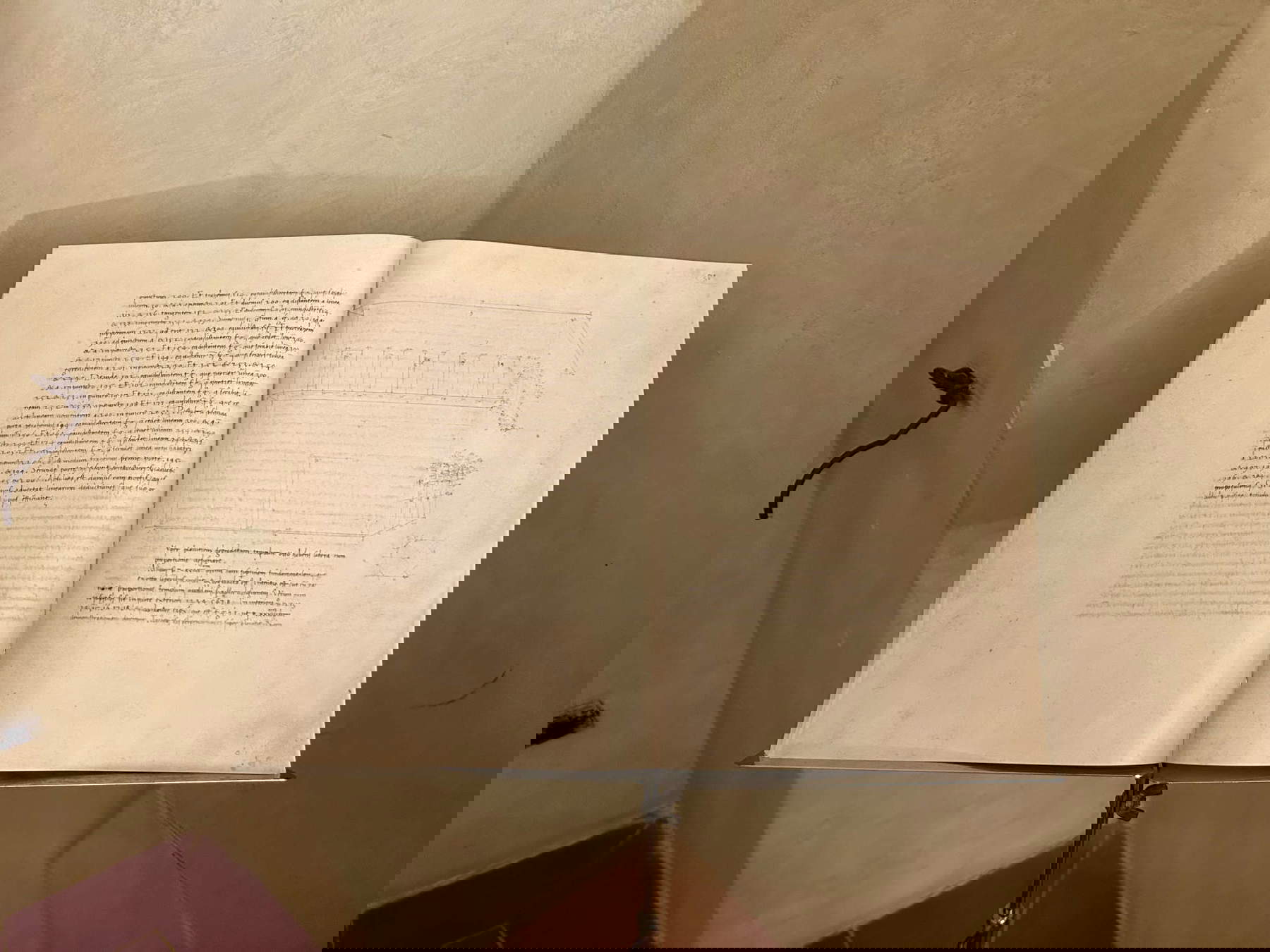 El tratado De prospectiva pingendi se abrió en la página que muestra los intereses arquitectónicos de Piero El tratado De prospectiva pingendi se abrió en la página que muestra los intereses arquitectónicos de Piero