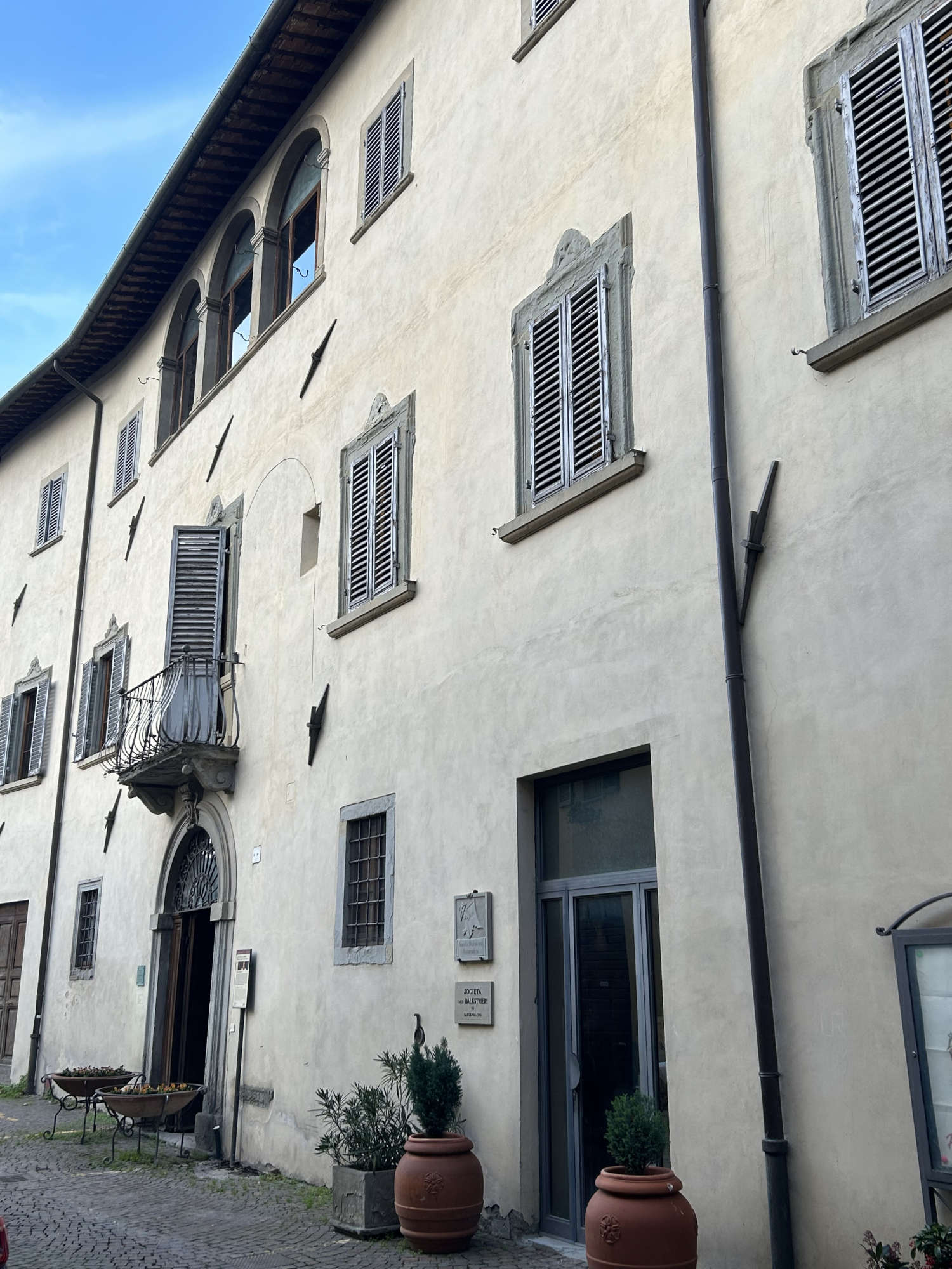 La parte trasera de la casa de Piero della Francesca, donde se encontraba la entrada original antes de la remodelación del artista. La parte trasera de la casa de Piero della Francesca, donde se encontraba la entrada original antes de la remodelación del artista.