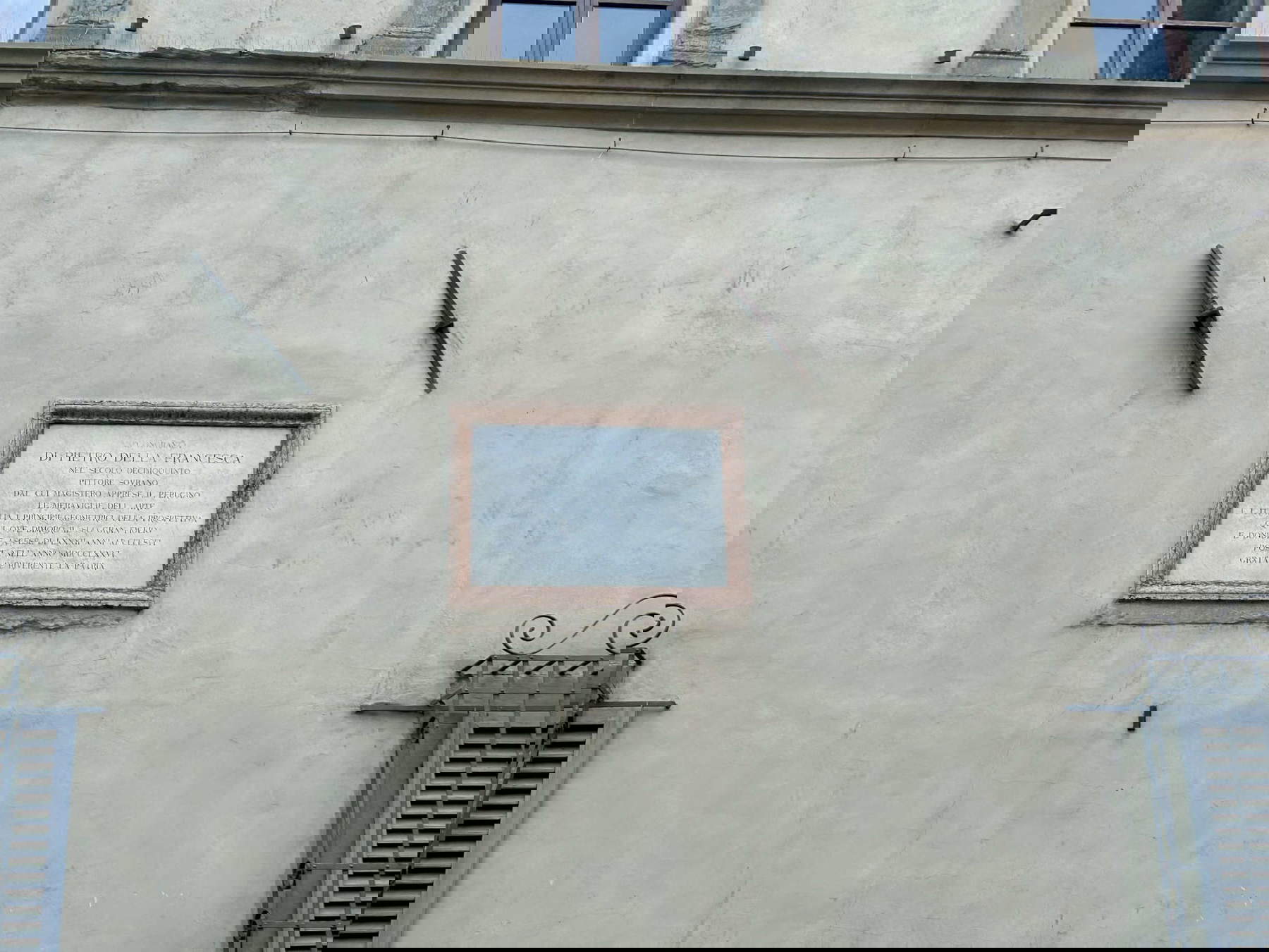 La placa de la fachada La placa de la fachada