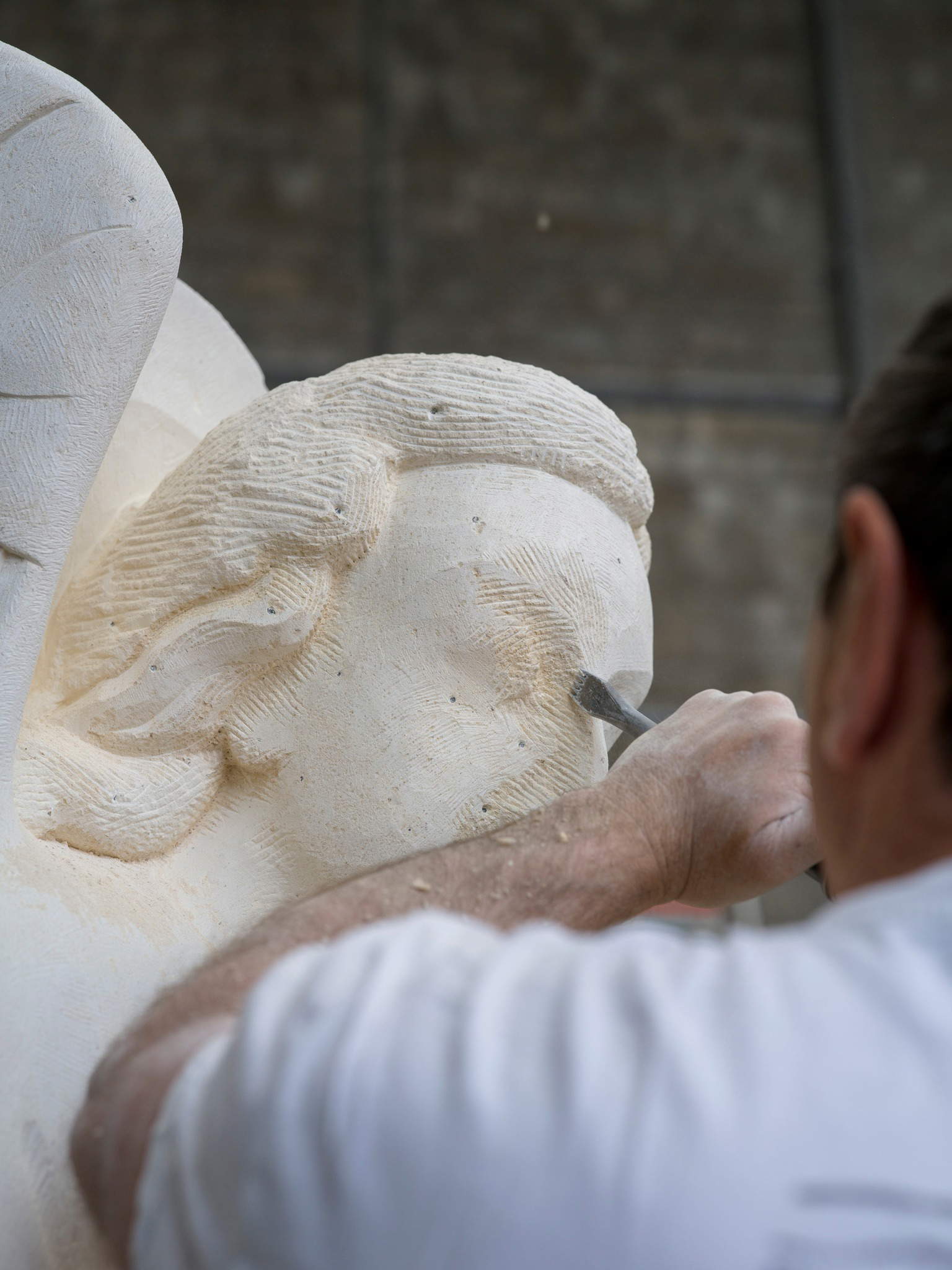 Il posizionamento della replica dell'angelo con la tromba danneggiato durante l'incendio. Foto: David Bordes