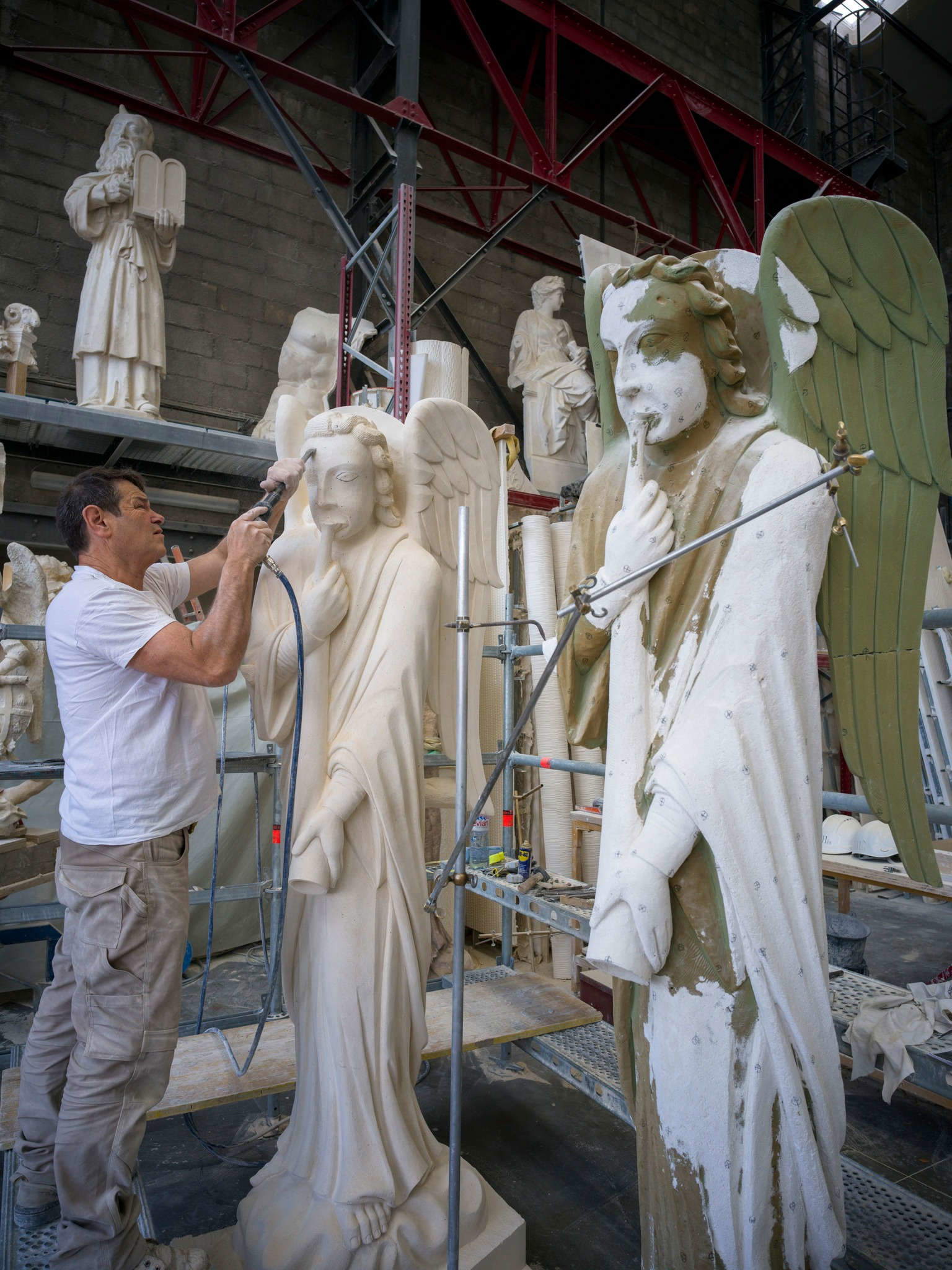 Il posizionamento della replica dell'angelo con la tromba danneggiato durante l'incendio. Foto: David Bordes