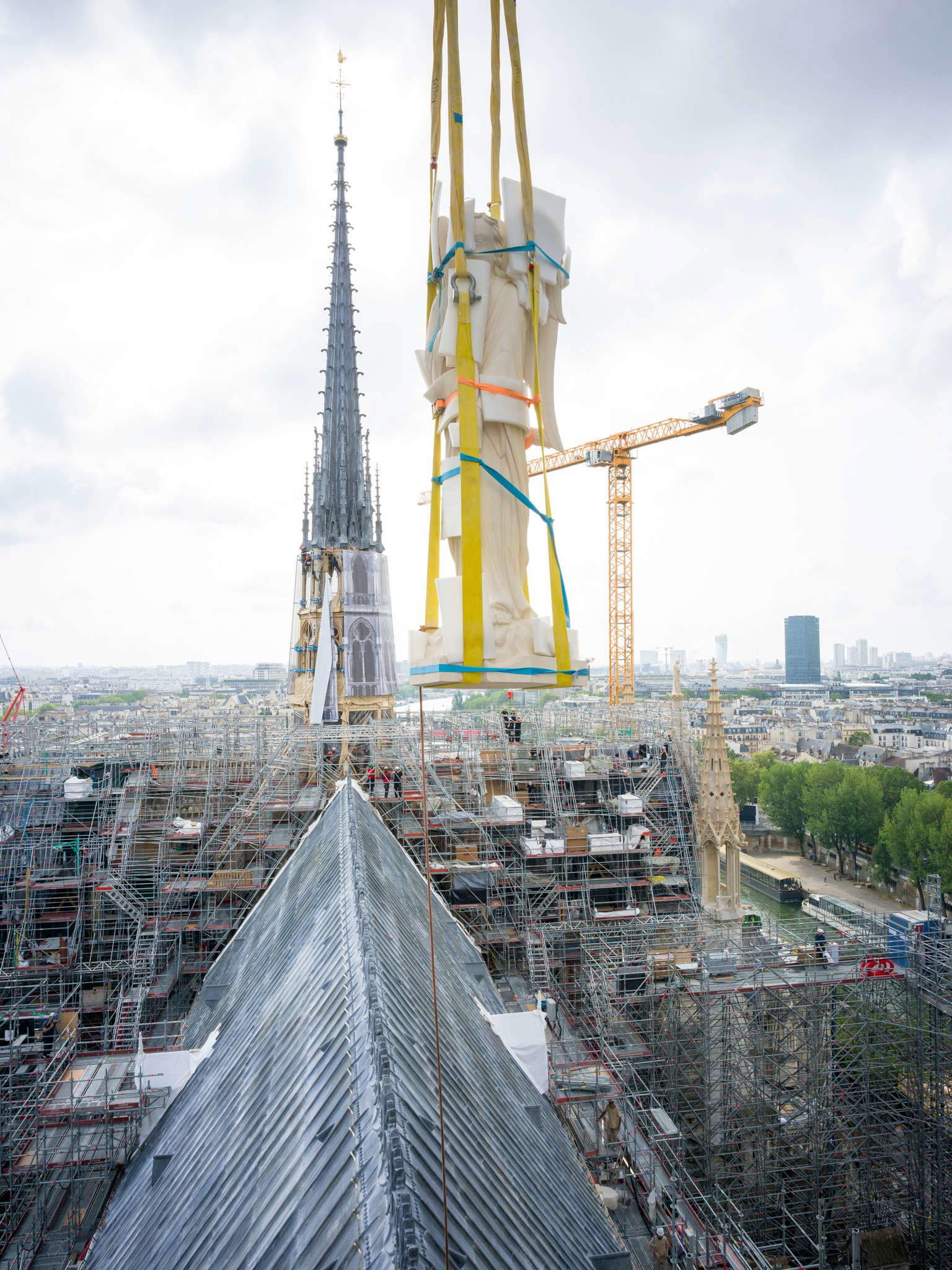Il posizionamento della replica dell'angelo con la tromba danneggiato durante l'incendio. Foto: David Bordes