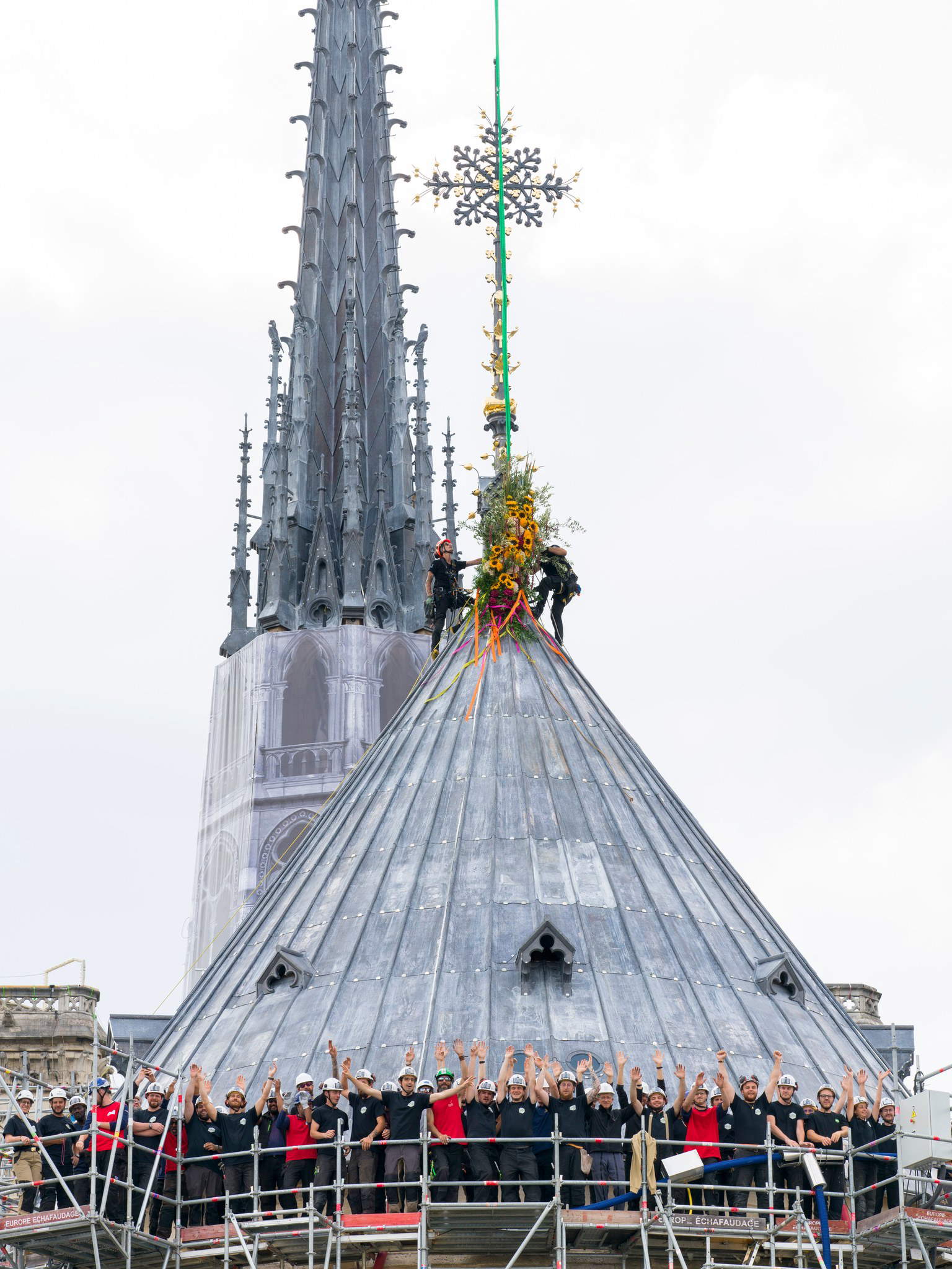 24 luglio, fiori sul tetto di Notre-Dame per celebrare la fine dei lavori. Foto: David Bordes