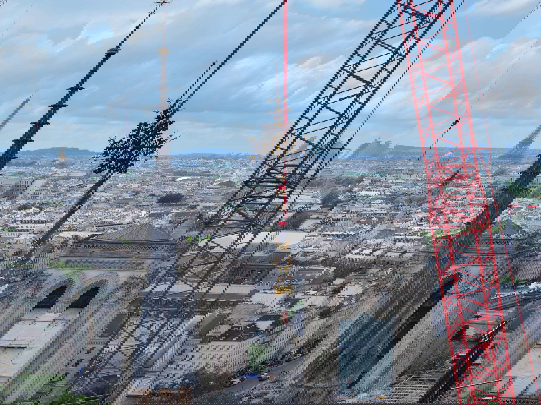 Il riposizionamento della croce. Foto: David Bordes