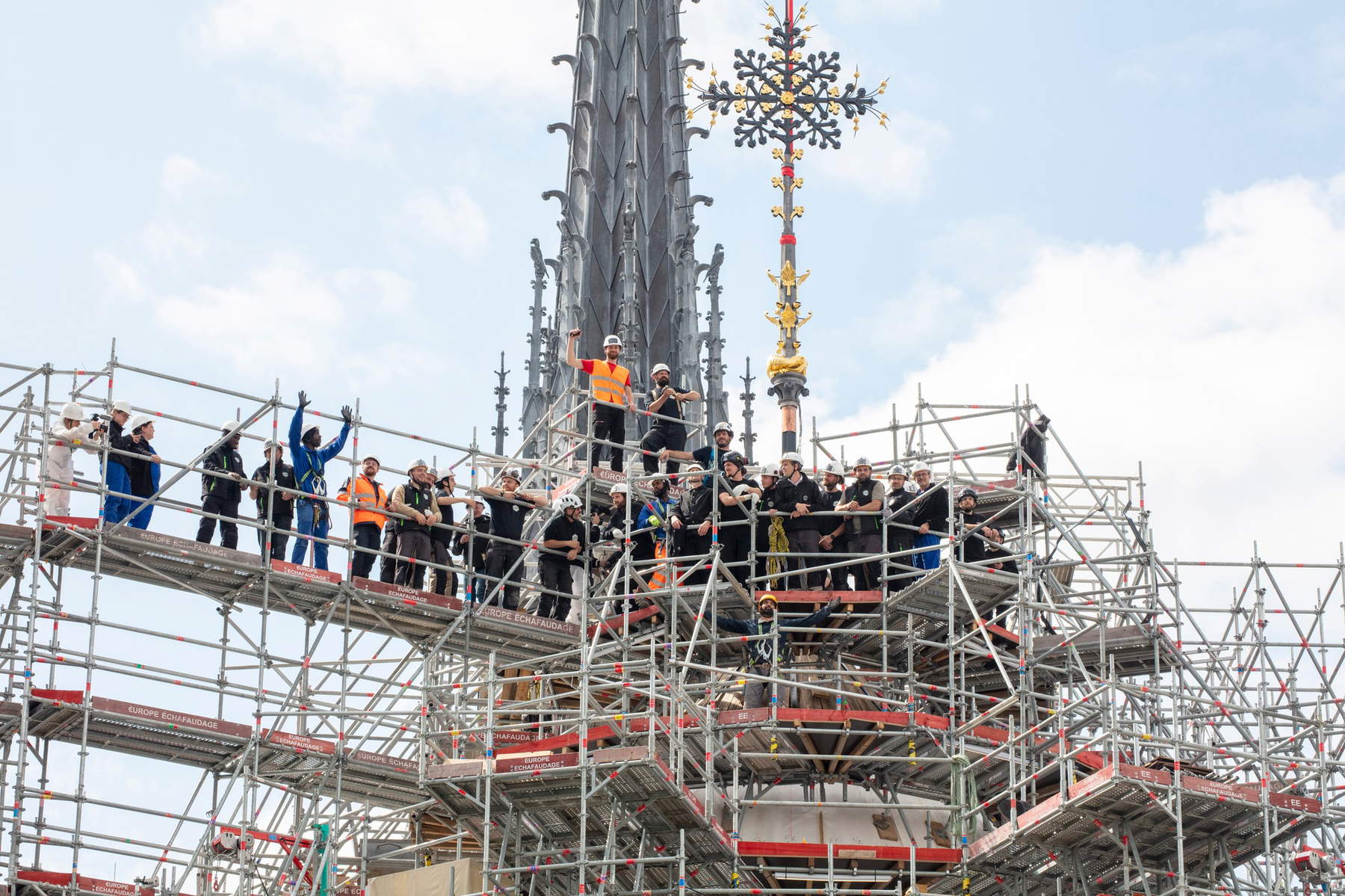 Il riposizionamento della croce. Foto: David Bordes