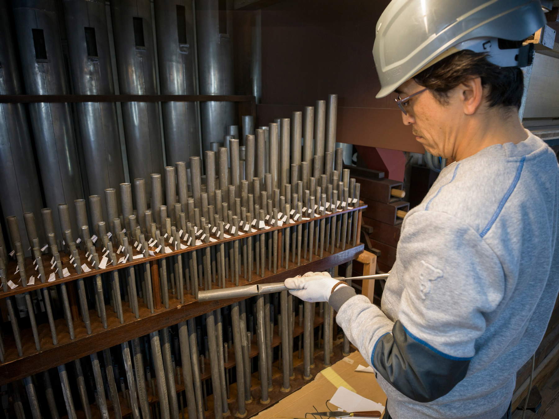 Al lavoro sull'organo. Foto: David Bordes