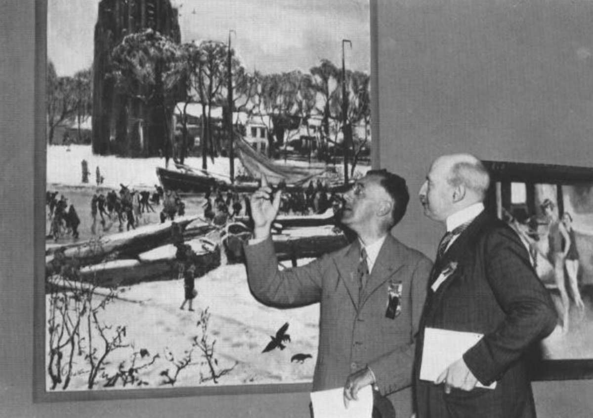 Deux jurés du concours de peinture des Jeux olympiques de Los Angeles de 1932 observent une œuvre. Deux jurés du concours de peinture des Jeux olympiques de Los Angeles de 1932 observent une œuvre.