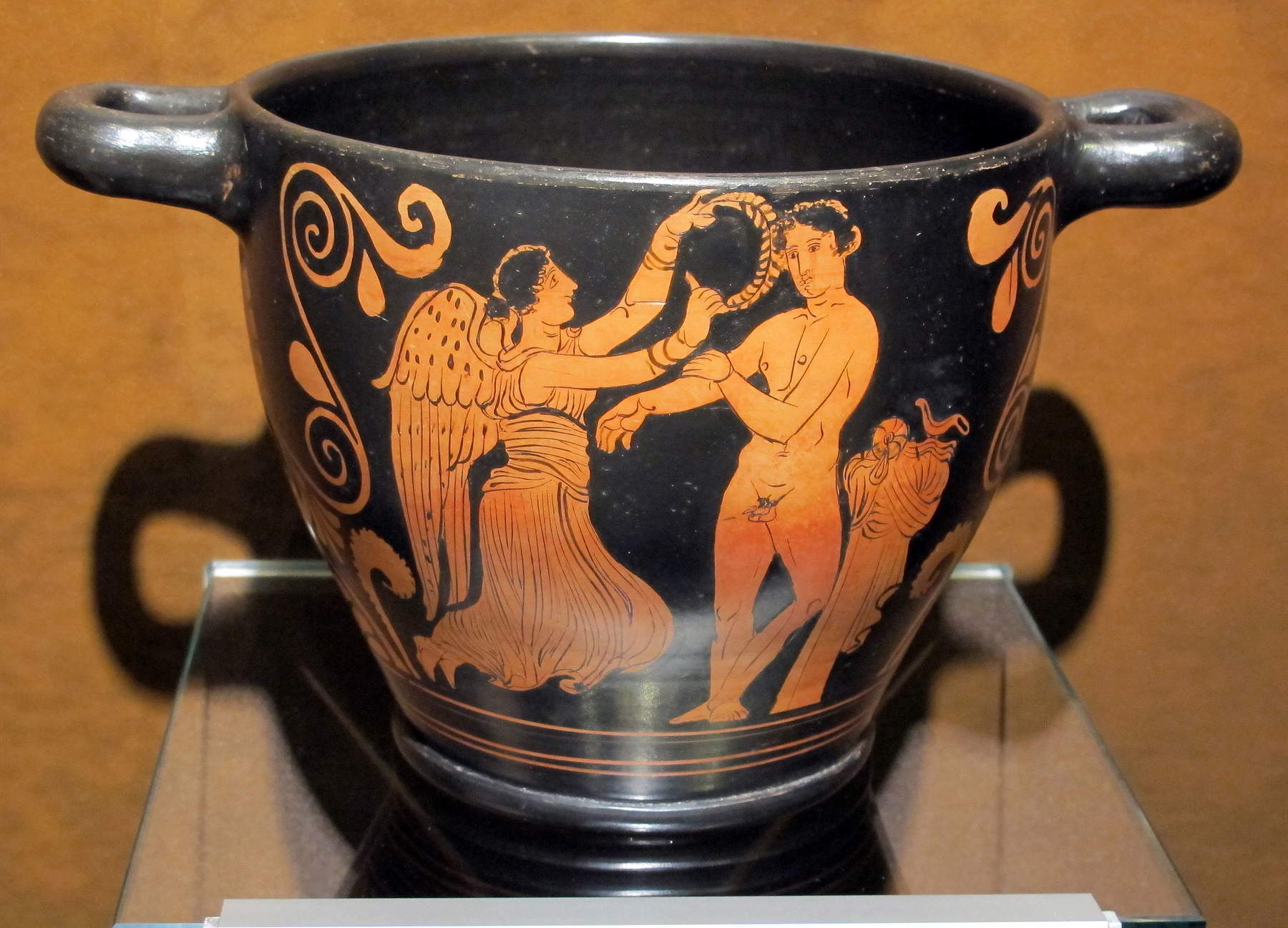 Skyphos mit Nike, die einen Athleten krönt (370 v. Chr.; rotfigurige Keramik; Lausanne, Musée Olympique) Skyphos mit Nike, die einen Athleten krönt (370 v. Chr.; rotfigurige Keramik; Lausanne, Musée Olympique)