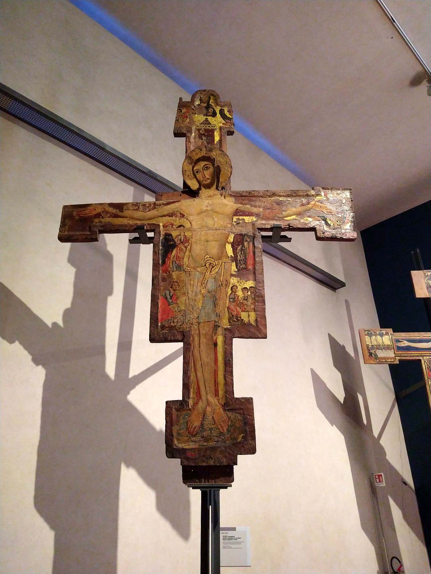 Pittore Pisano, Croce di San Paolo all'Orto: Christus triumphans tra i simboli degli Evangelisti e storie (inizi del XII secolo; tempera e oro su tavola; Pisa, Museo Nazionale di San Matteo) Pittore Pisano, Croce di San Paolo all'Orto: Christus triumphans tra i simboli degli Evangelisti e storie (inizi del XII secolo; tempera e oro su tavola; Pisa, Museo Nazionale di San Matteo)