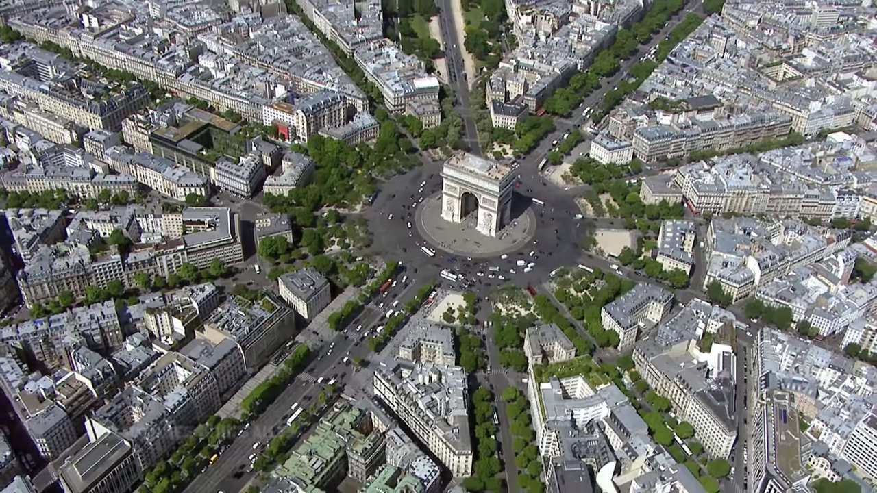 Place de Gaulle. Photo: Des Racines et des Ailes Place de Gaulle. Photo: Des Racines et des Ailes