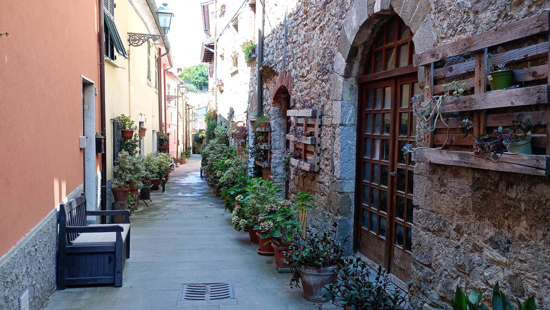 Via di Mezzo Via di Mezzo