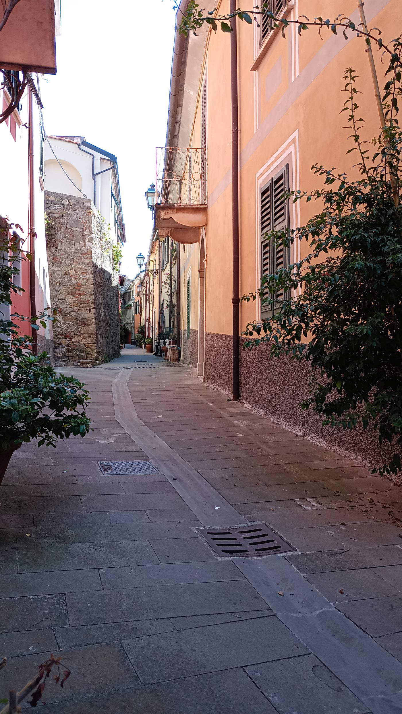 Via di Mezzo Via di Mezzo