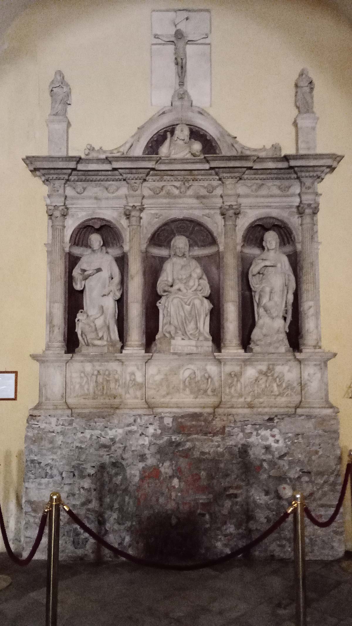 Das Triptychon aus Marmor von Domenico Gar Das Triptychon aus Marmor von Domenico Gar