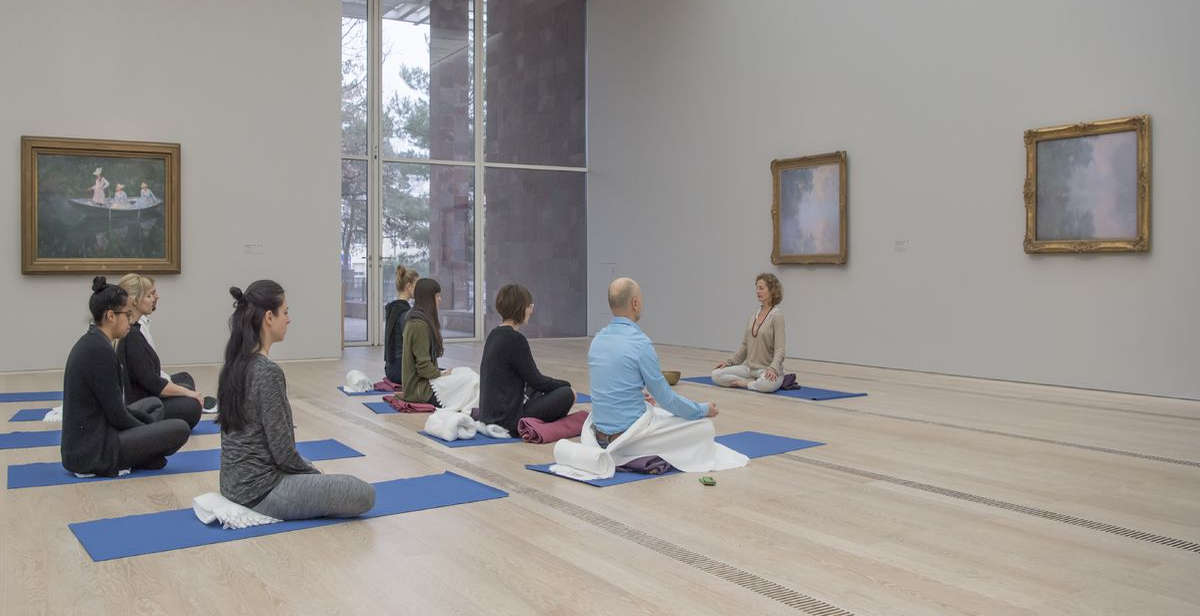 Yoga sotto i dipinti di Monet alla Fondation Beyeler di Basilea Yoga sotto i dipinti di Monet alla Fondation Beyeler di Basilea