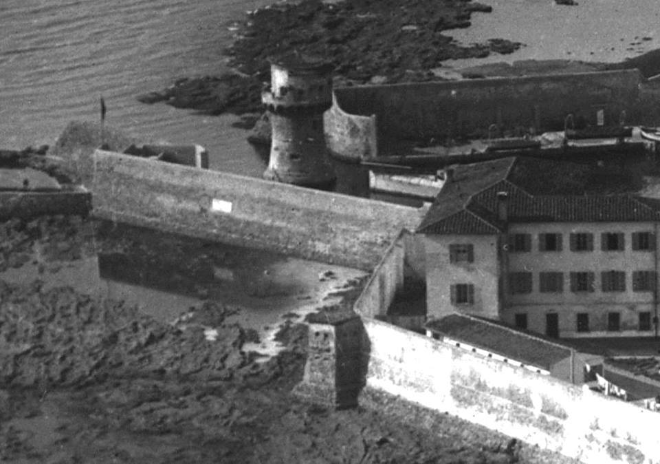 Fotografía desde arriba de la Academia Naval antes de la Segunda Guerra Mundial, en la que aparece intacta la torre de San Lazzaro. Fotografía desde arriba de la Academia Naval antes de la Segunda Guerra Mundial, en la que aparece intacta la torre de San Lazzaro.