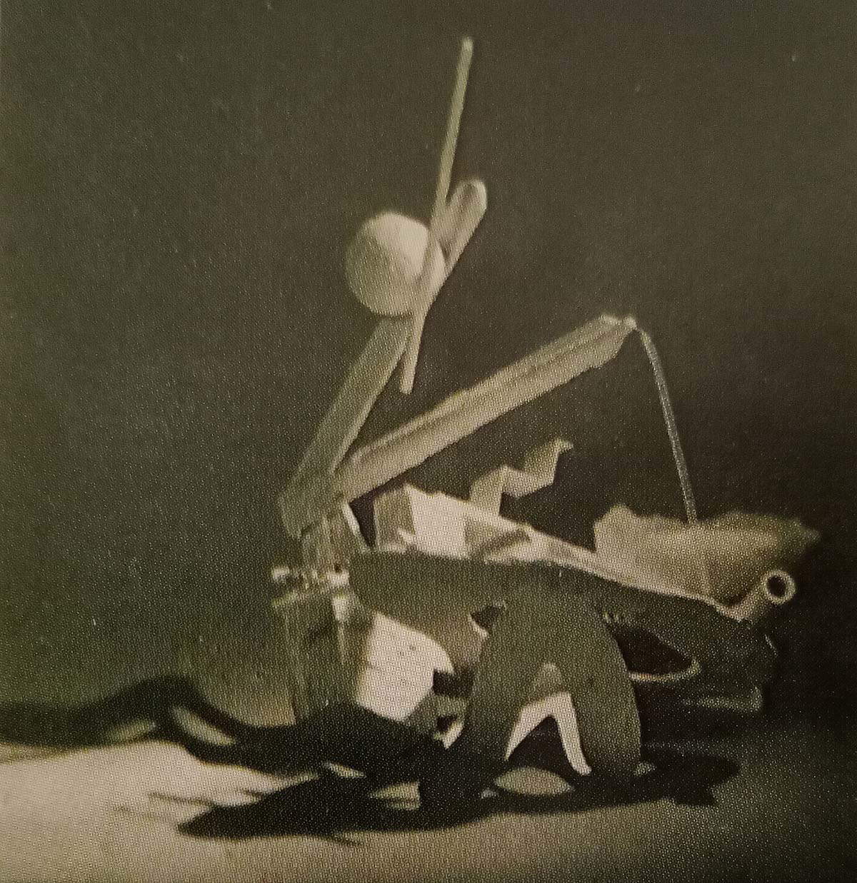 John Governed, Plastic Complex (s.d.). John Governed, Plastic Complex (s.d.).