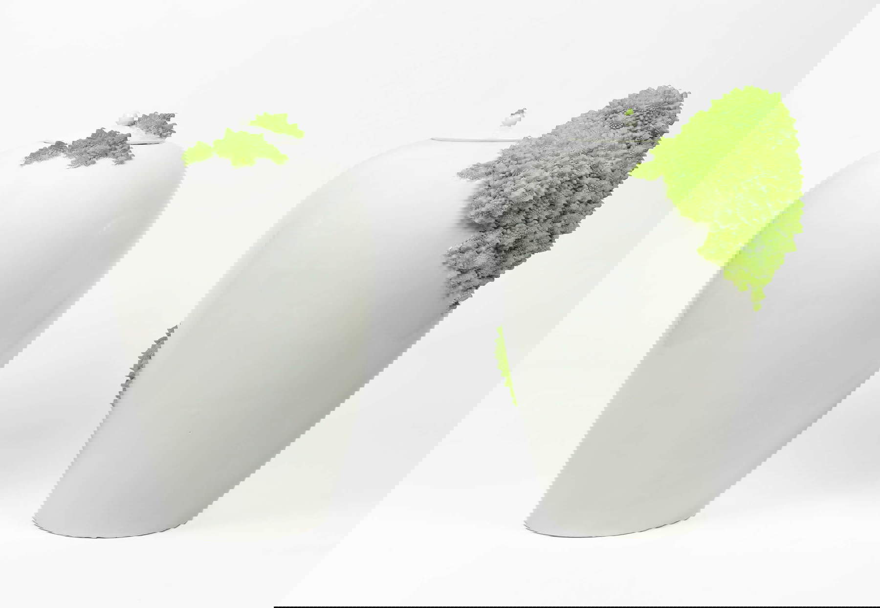 Caterina Sbrana, Autosomiglianza (2022; cerámica blanca esmaltada y pintada) Caterina Sbrana, Autosomiglianza (2022; cerámica blanca esmaltada y pintada)