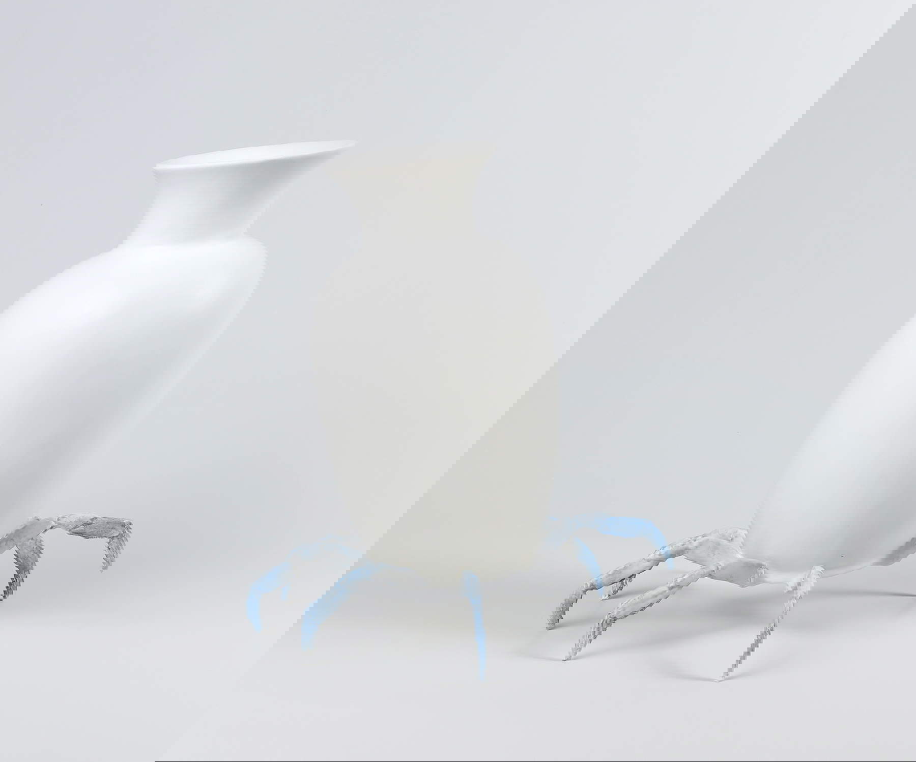 Caterina Sbrana, Quimera (cangrejo azul) (2022; cerámica blanca esmaltada y pintada) Caterina Sbrana, Quimera (cangrejo azul) (2022; cerámica blanca esmaltada y pintada)