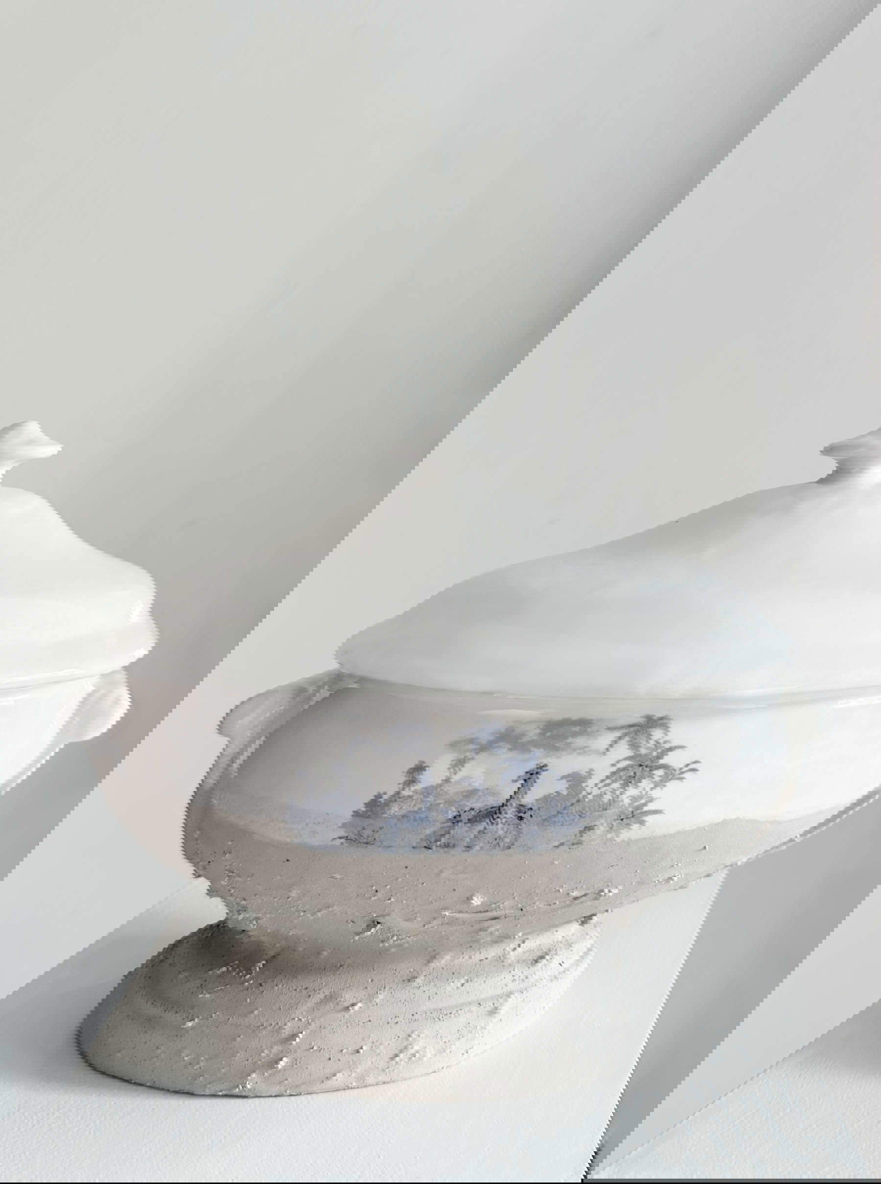 Caterina Sbrana, Paisaje fluvial (2024; cerámica blanca esmaltada y pintada con engobes, foto cerámica) Caterina Sbrana, Paisaje fluvial (2024; cerámica blanca esmaltada y pintada con engobes, foto cerámica)