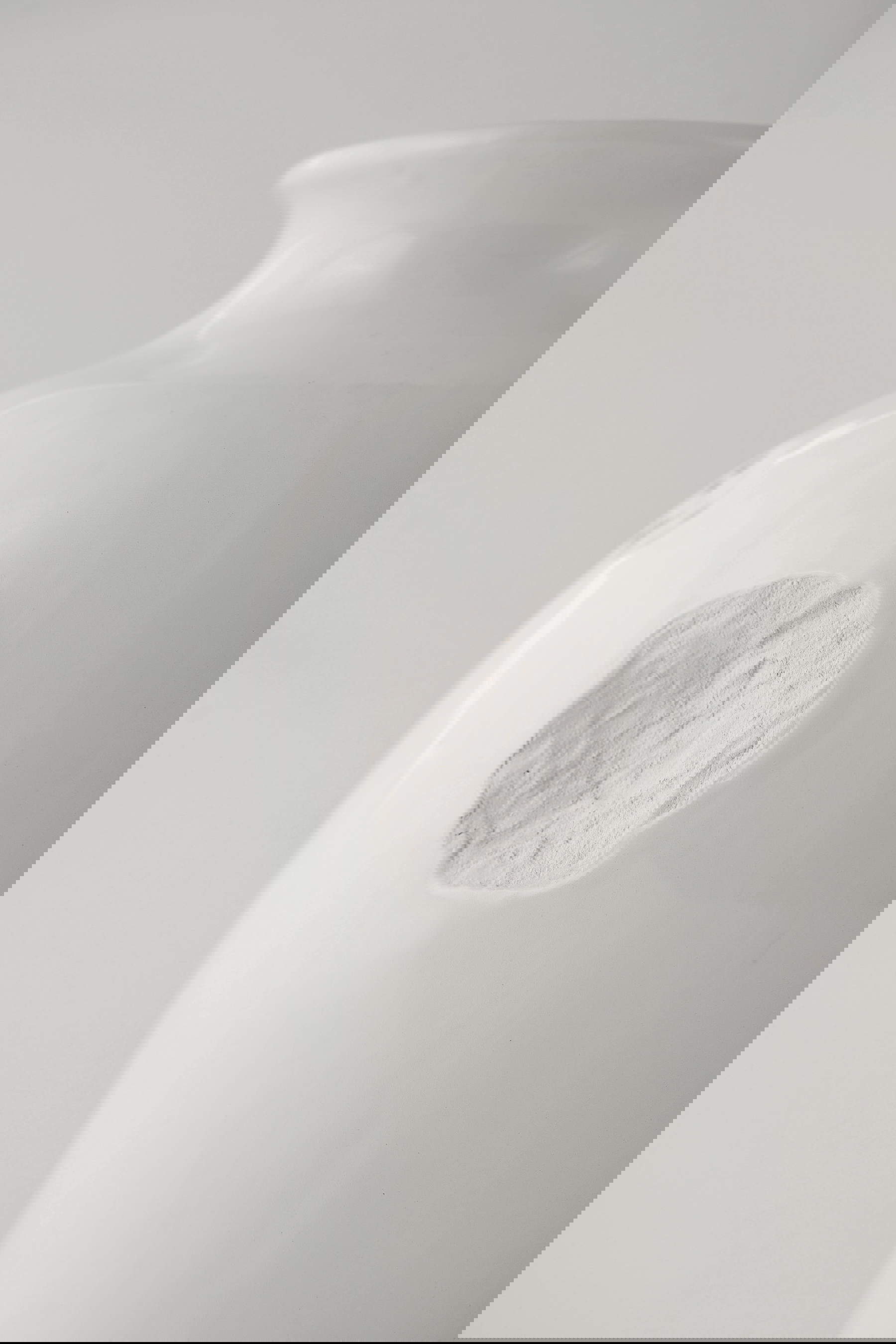 Gabriele Mallegni y Caterina Sbrana, A Brilliant Memory, detalle (2021 - ; cerámica esmaltada blanca con detalles de galleta a partir de calcos de las heridas dejadas por las bombas en edificios de Pisa). Foto: Diego Barsuglia Gabriele Mallegni y Caterina Sbrana, A Brilliant Memory, detalle (2021 - ; cerámica esmaltada blanca con detalles de galleta a partir de calcos de las heridas dejadas por las bombas en edificios de Pisa). Foto: Diego Barsuglia