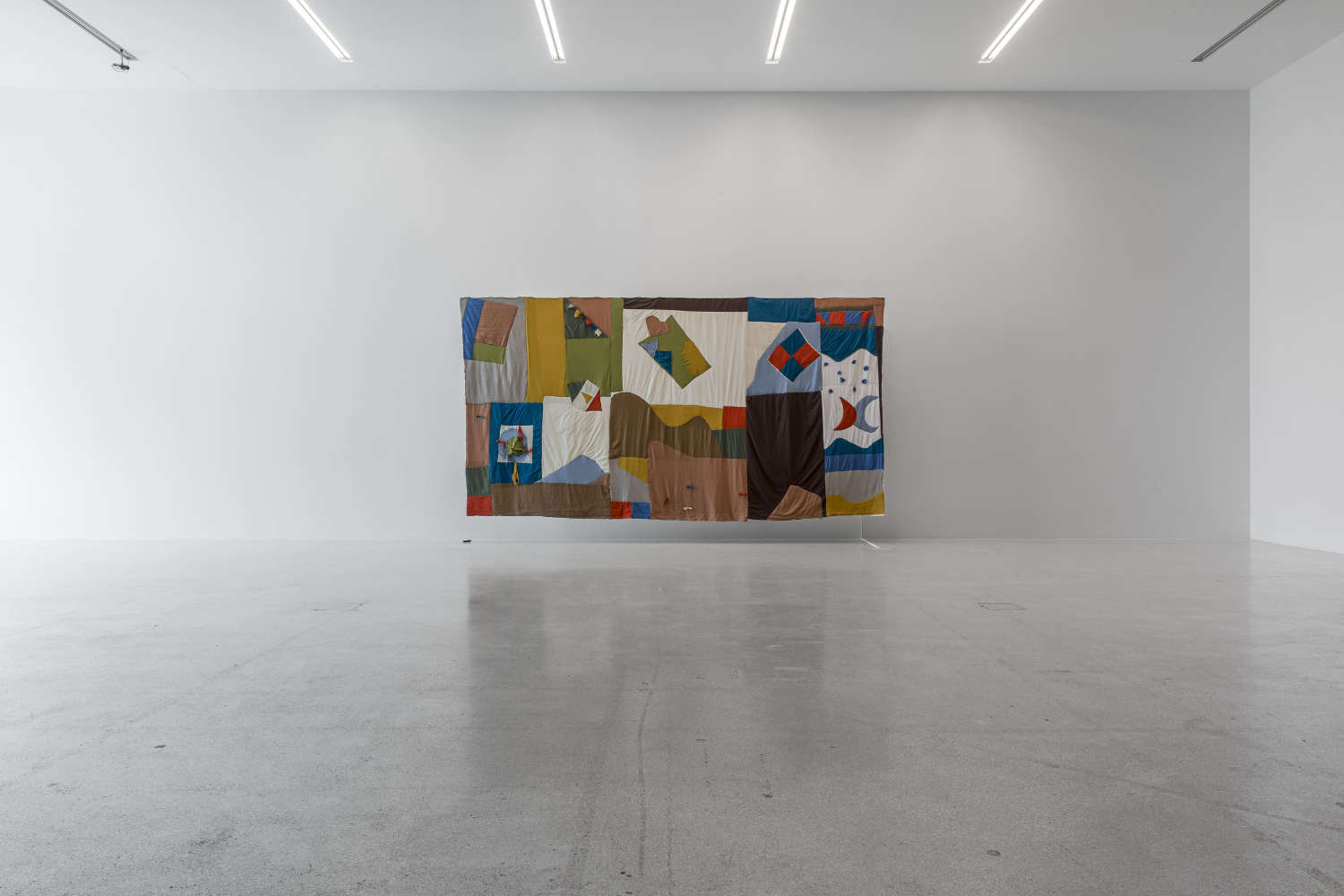 Binta Diaw, The land of our birth is a woman (2021; telas de lino, audio, 258 x 496 cm). Foto: Luca Guadagnini Binta Diaw, The land of our birth is a woman (2021; telas de lino, audio, 258 x 496 cm). Foto: Luca Guadagnini